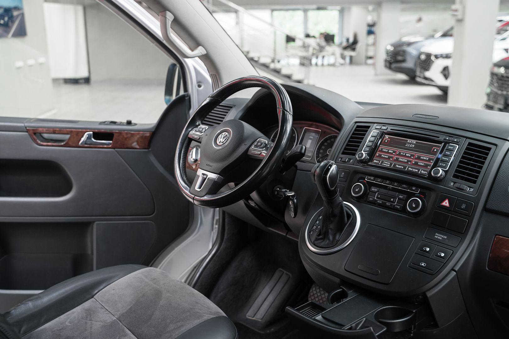 Volkswagen Multivan 2012, серебряный, ДЦ Орехово