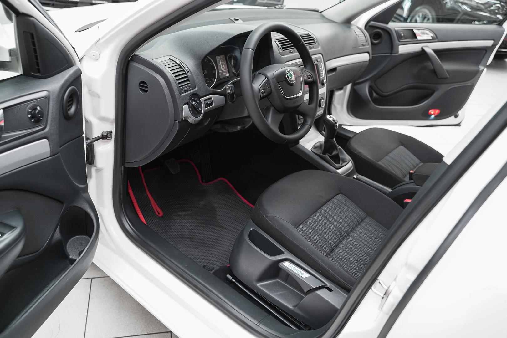 Skoda Octavia 2011, белый, ДЦ Орехово