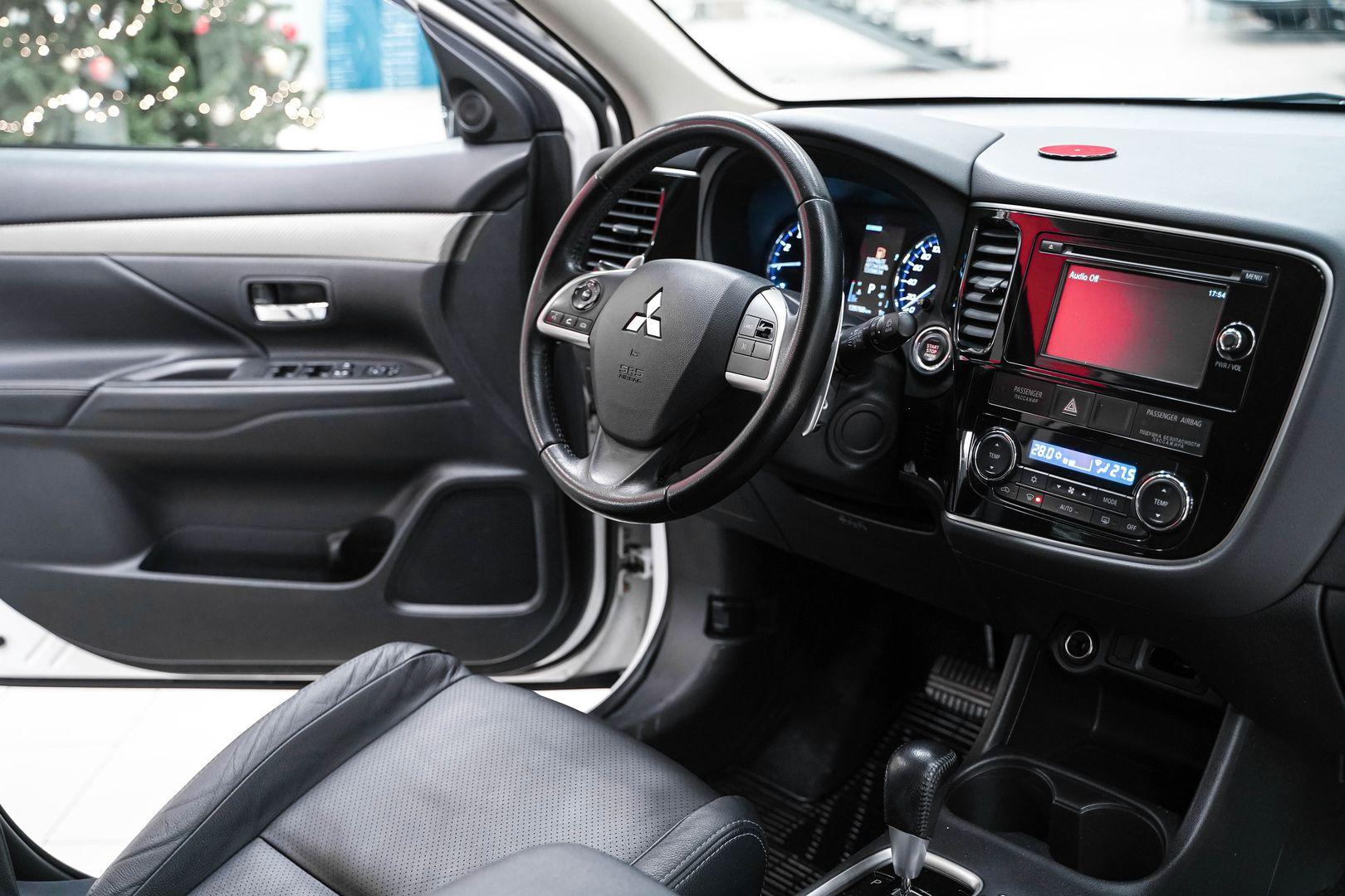 Mitsubishi Outlander 2014, белый, ДЦ Орехово