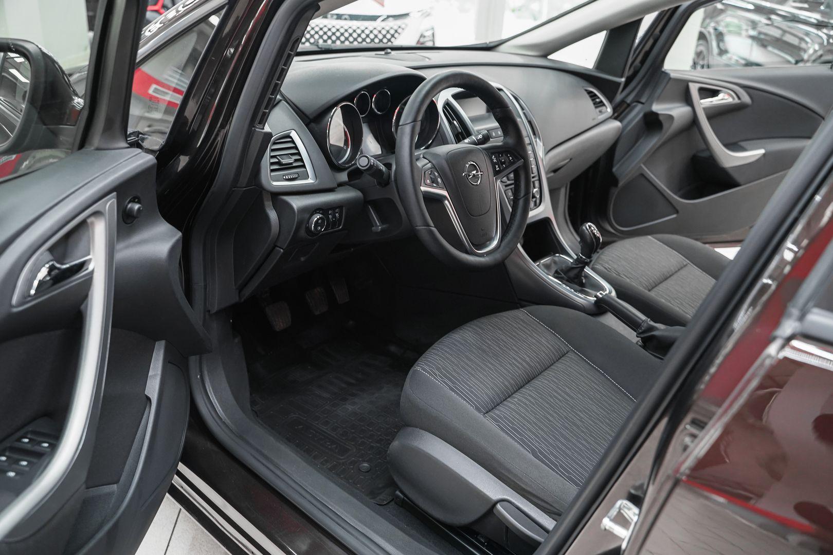 Opel Astra 2013, коричневый, ДЦ Орехово