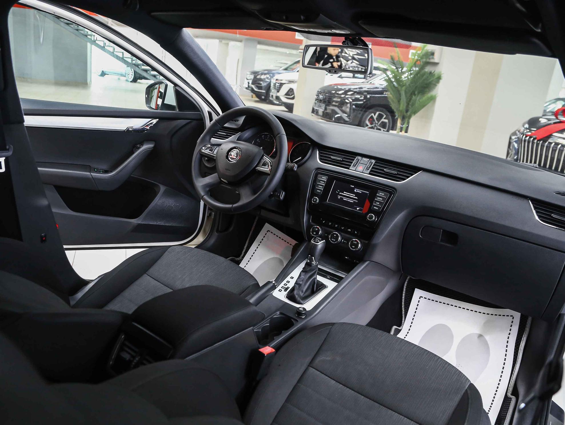 Skoda Octavia 2014, белый, ДЦ Орехово