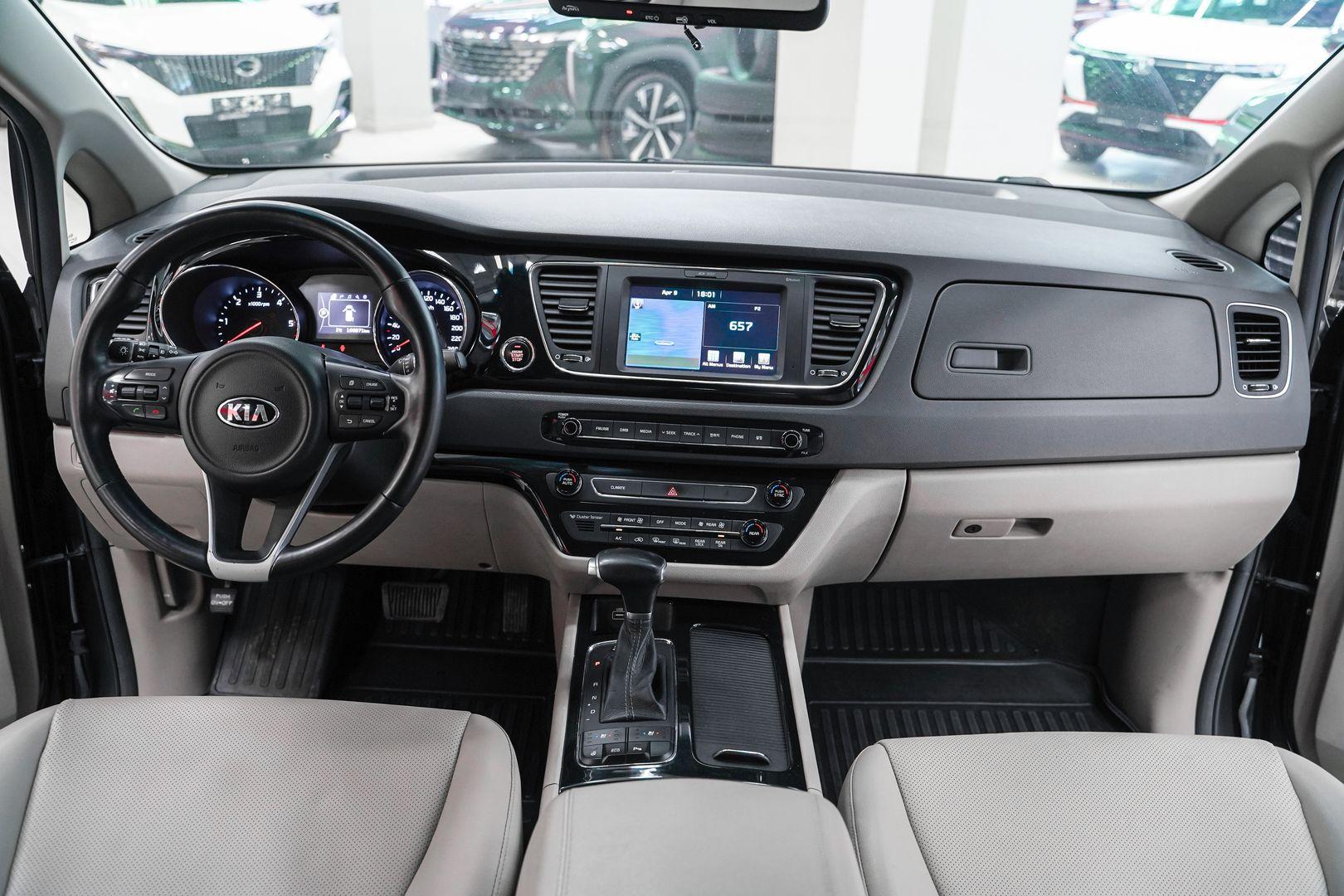 Kia Carnival 2017, серый, ДЦ Орехово