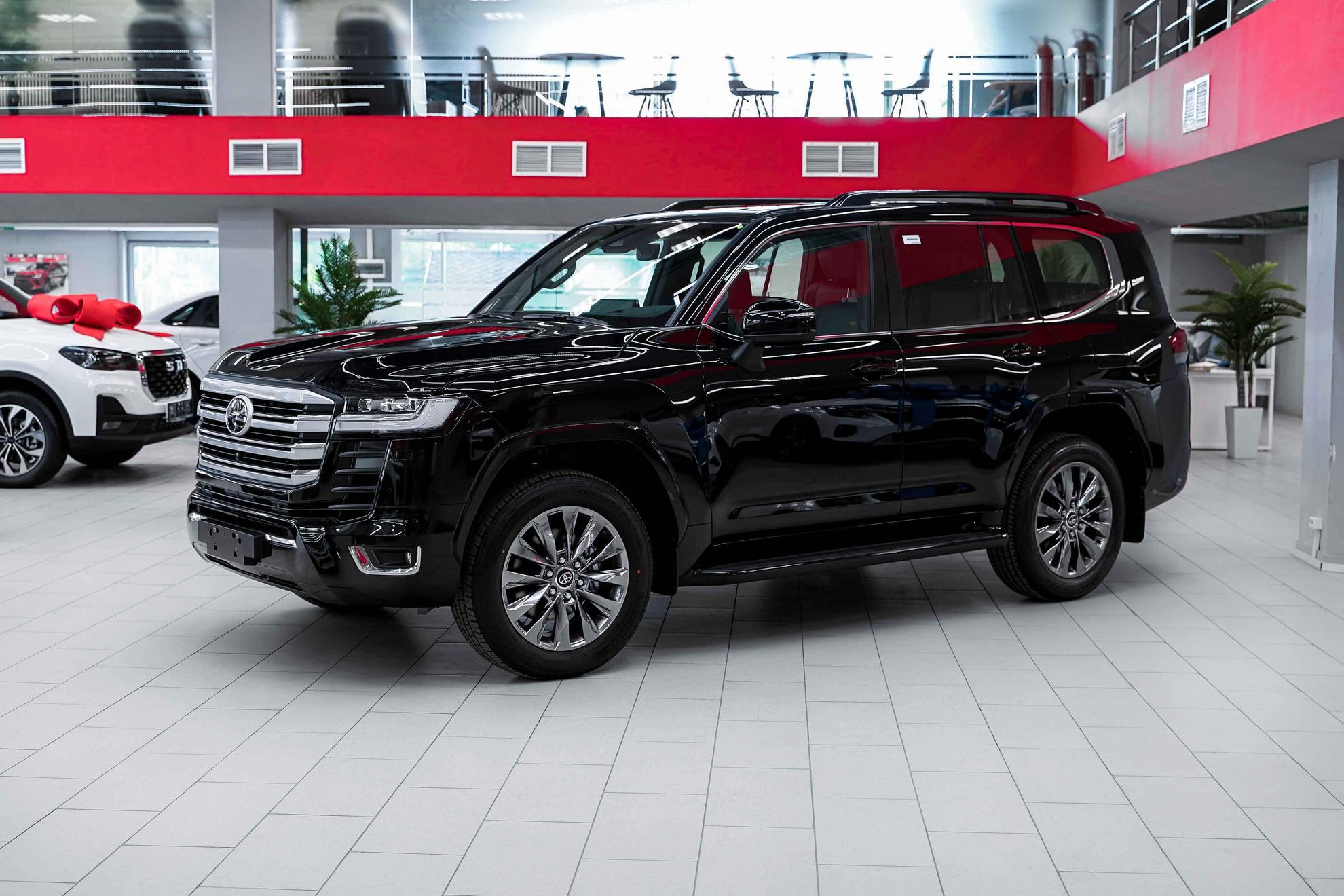 Toyota Land Cruiser 2026, черный, ДЦ Орехово