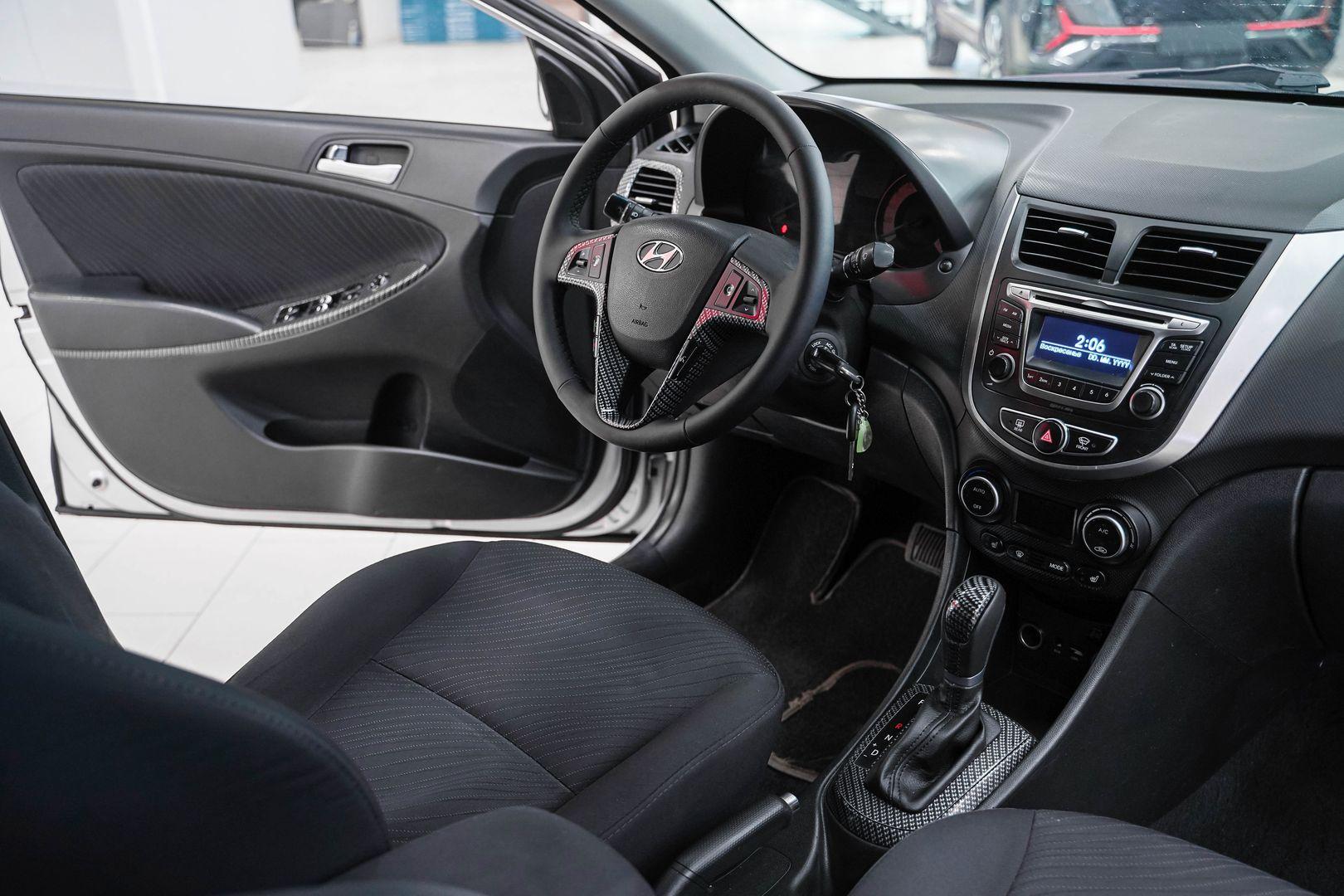 Hyundai Solaris 2015, серебряный, ДЦ Орехово