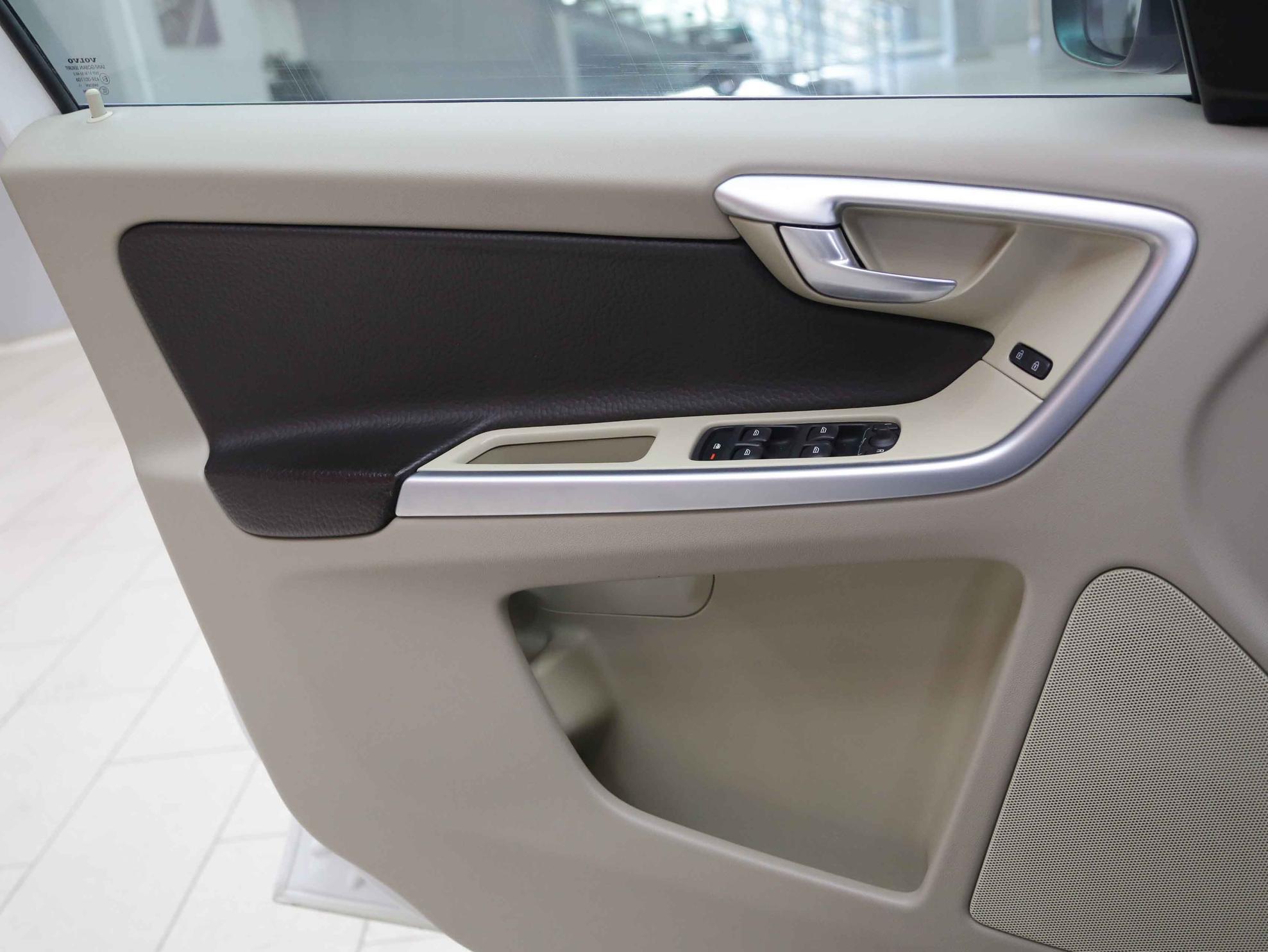 Volvo XC60 2011, белый, ДЦ Орехово