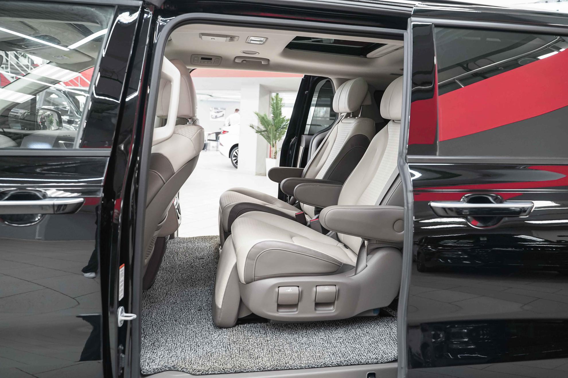 Kia Carnival 2023, черный, ДЦ Орехово