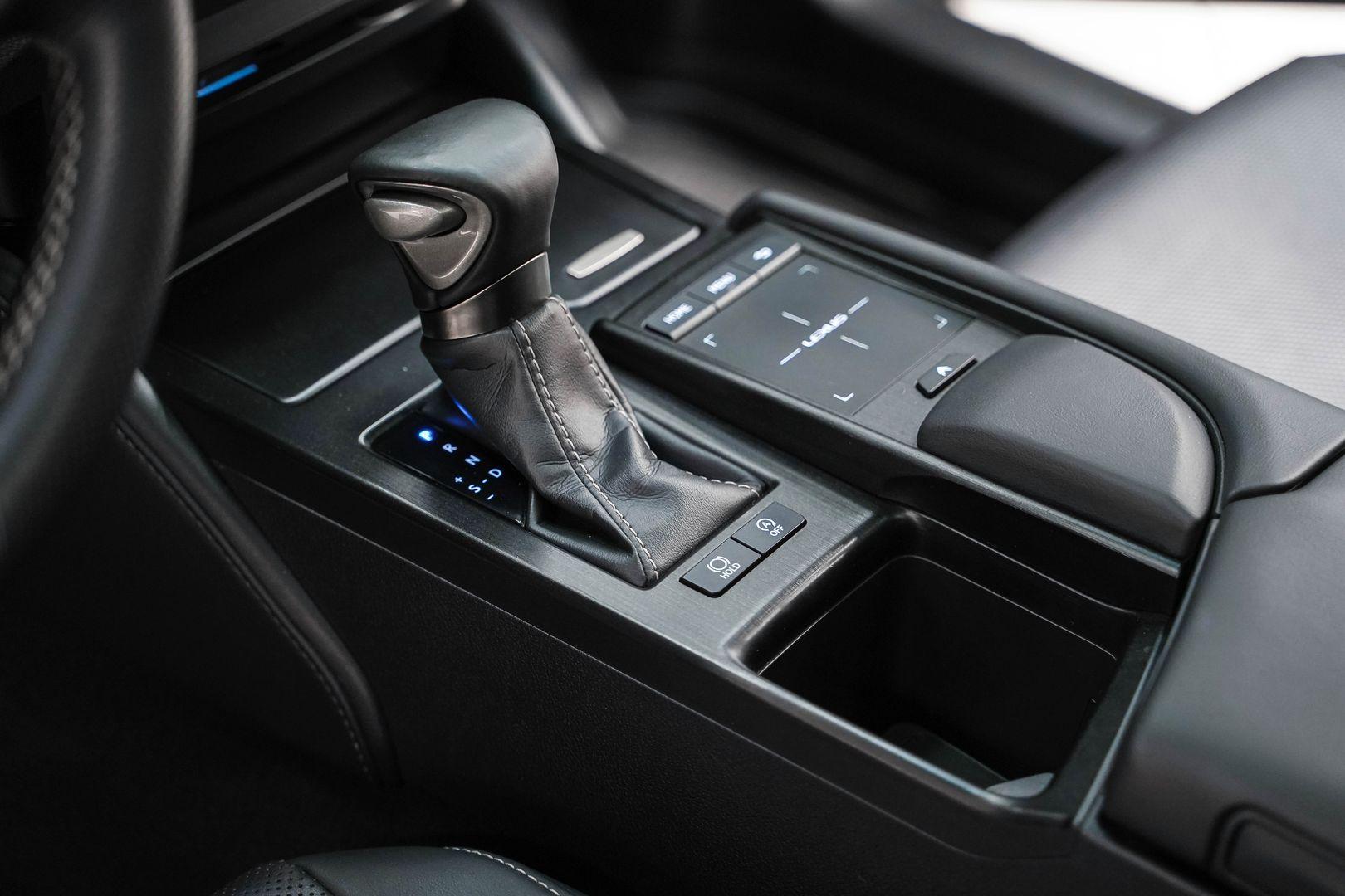 Lexus ES 2019, белый, ДЦ Орехово