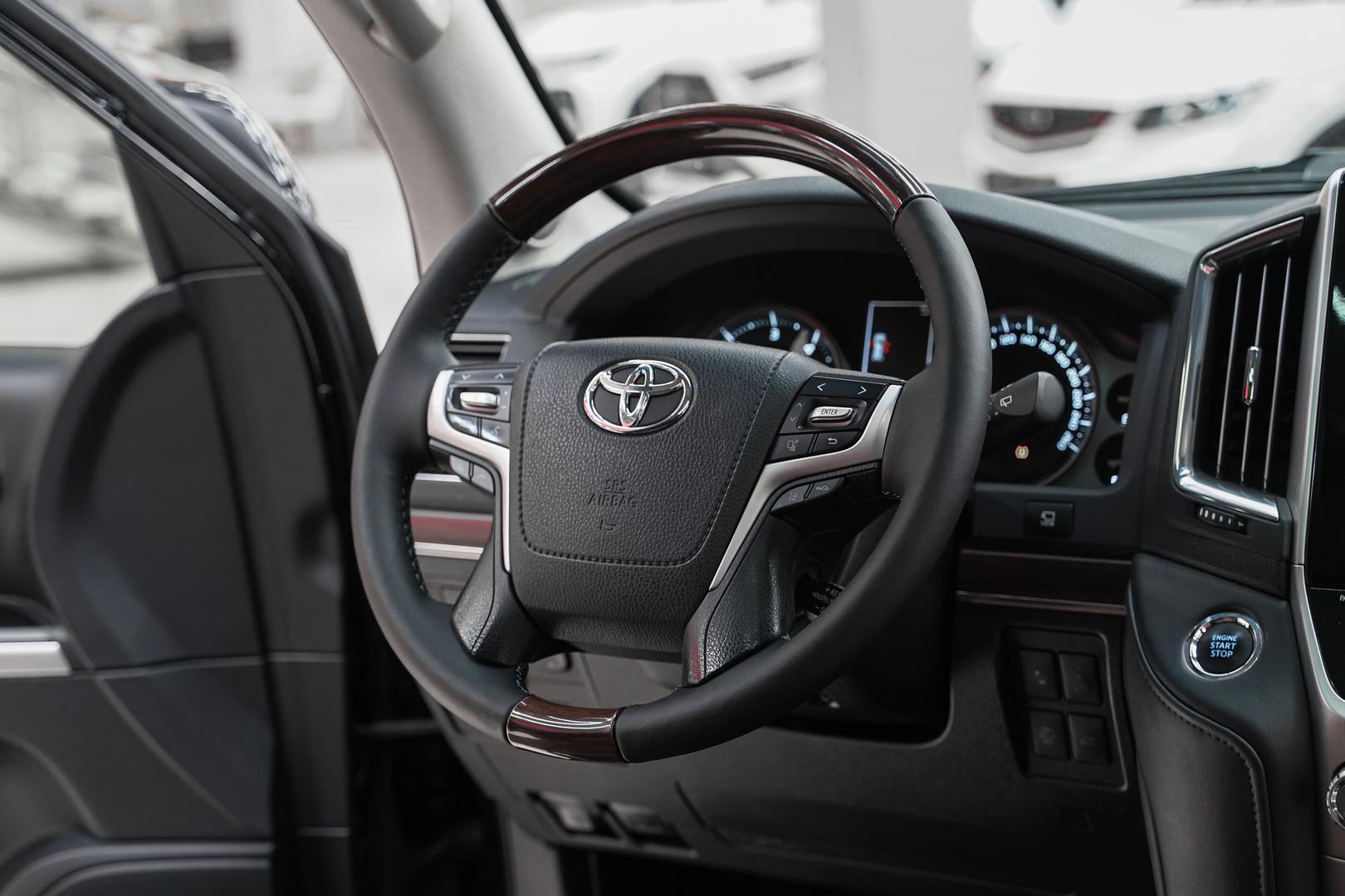 Toyota Land Cruiser 2017, черный, ДЦ Орехово