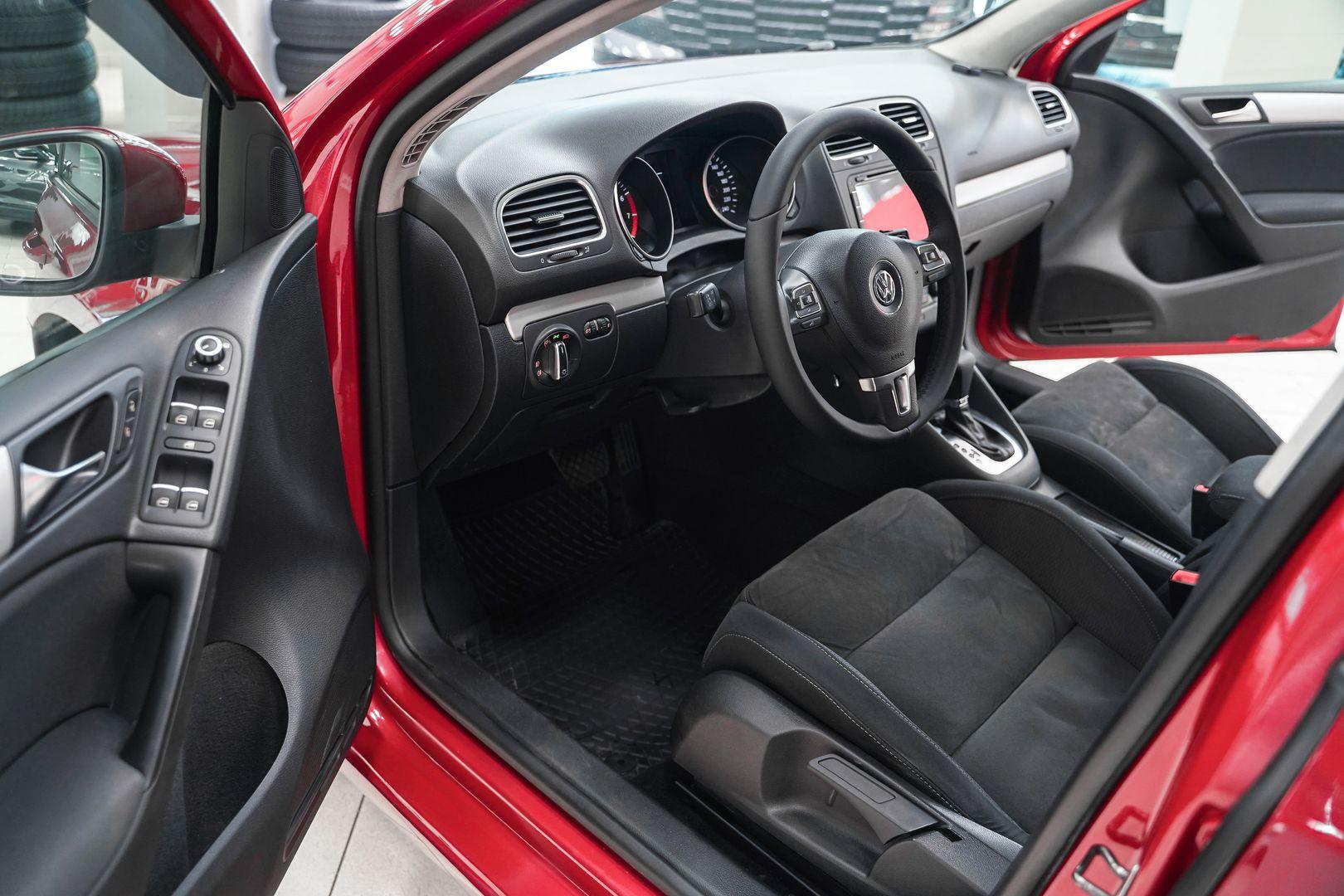 Volkswagen Golf 2010, красный, ДЦ Орехово