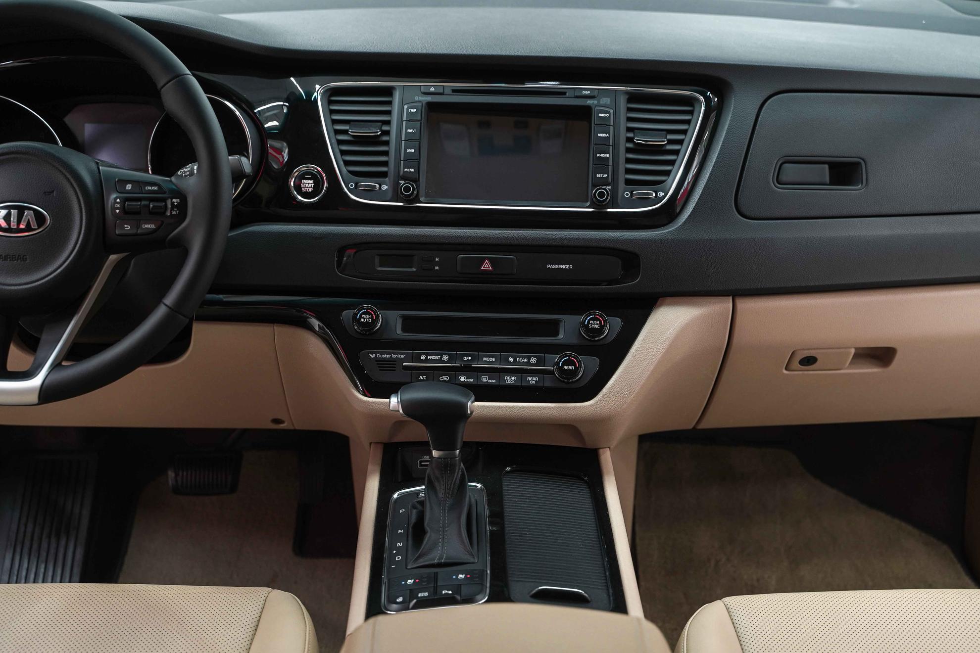 Kia Carnival 2018, белый, ДЦ Орехово