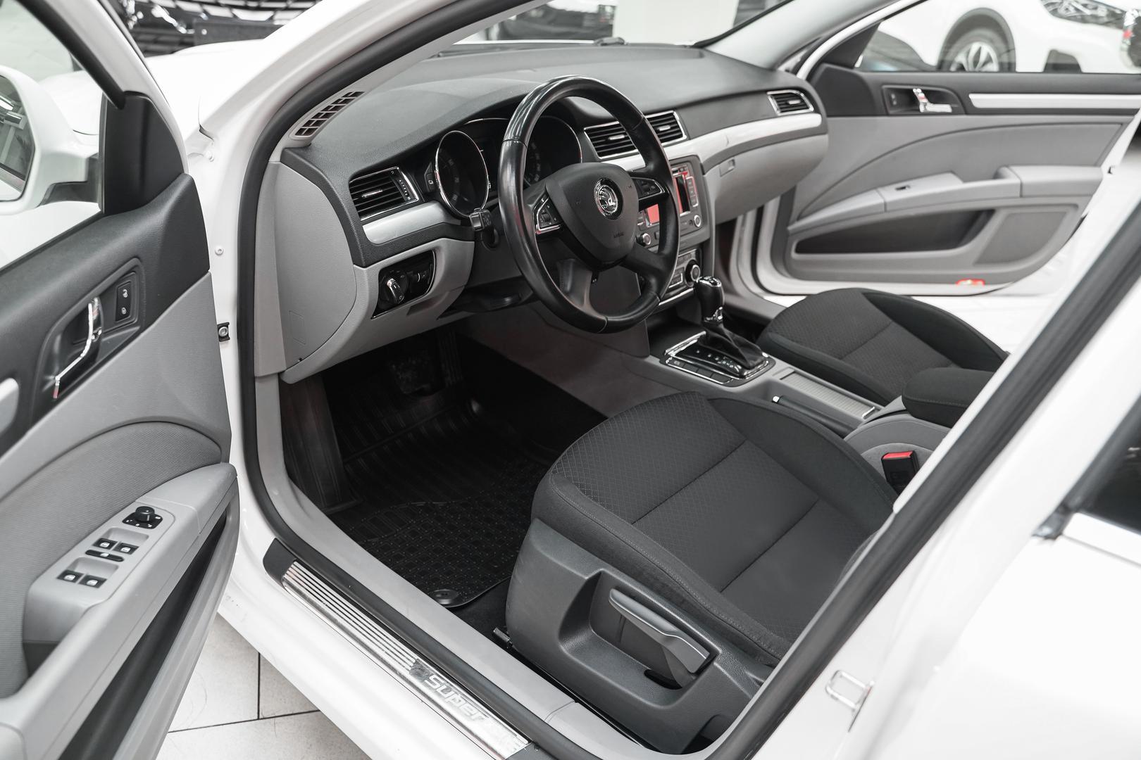 Skoda Superb 2014, белый, ДЦ Орехово