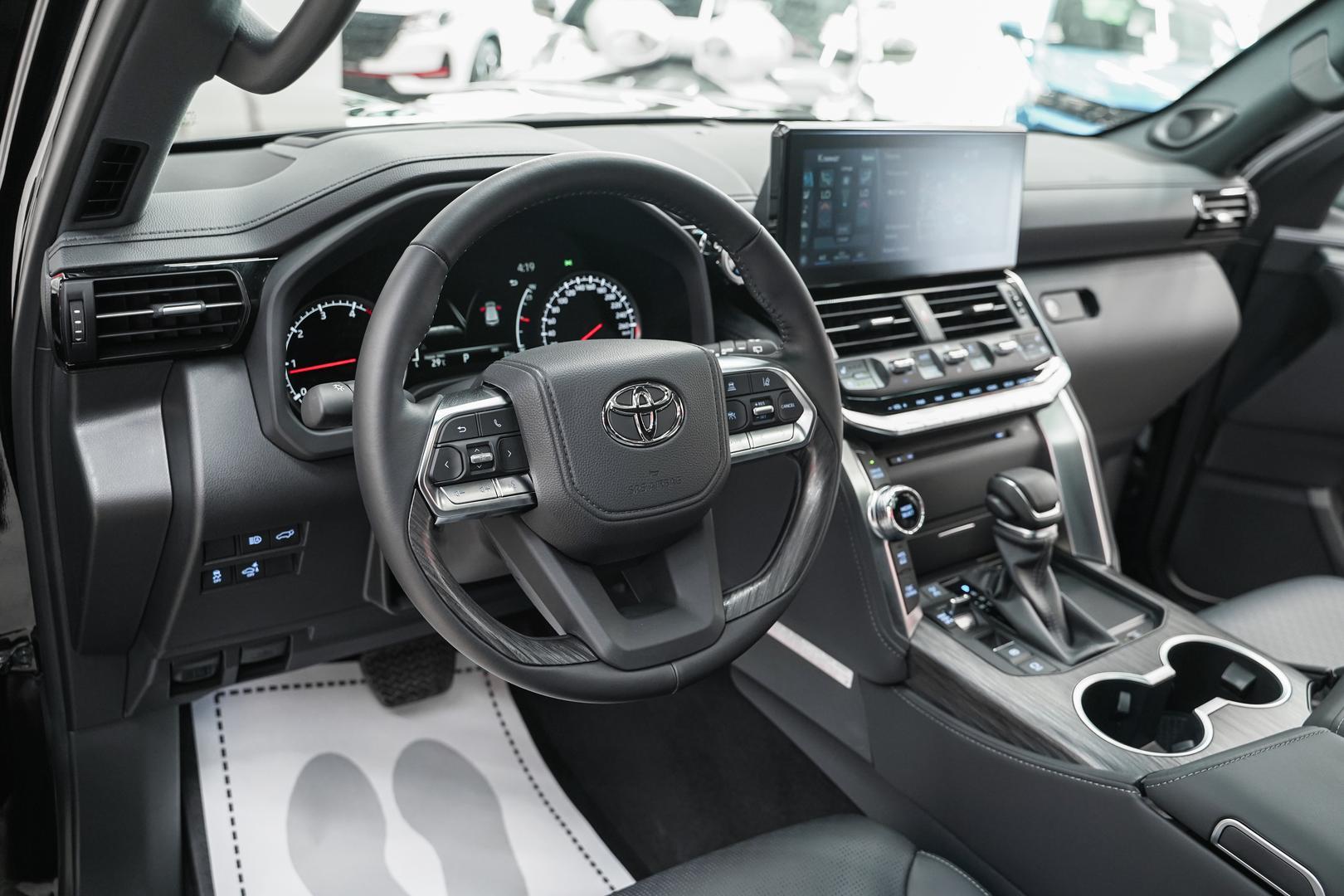 Toyota Land Cruiser 2024, черный, ДЦ Орехово