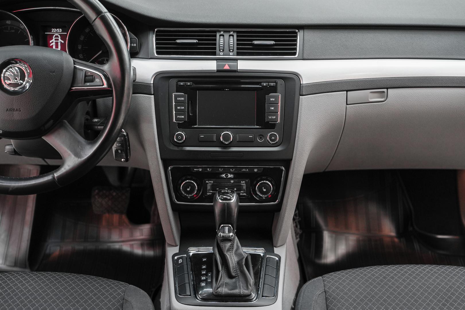 Skoda Superb 2014, белый, ДЦ Орехово