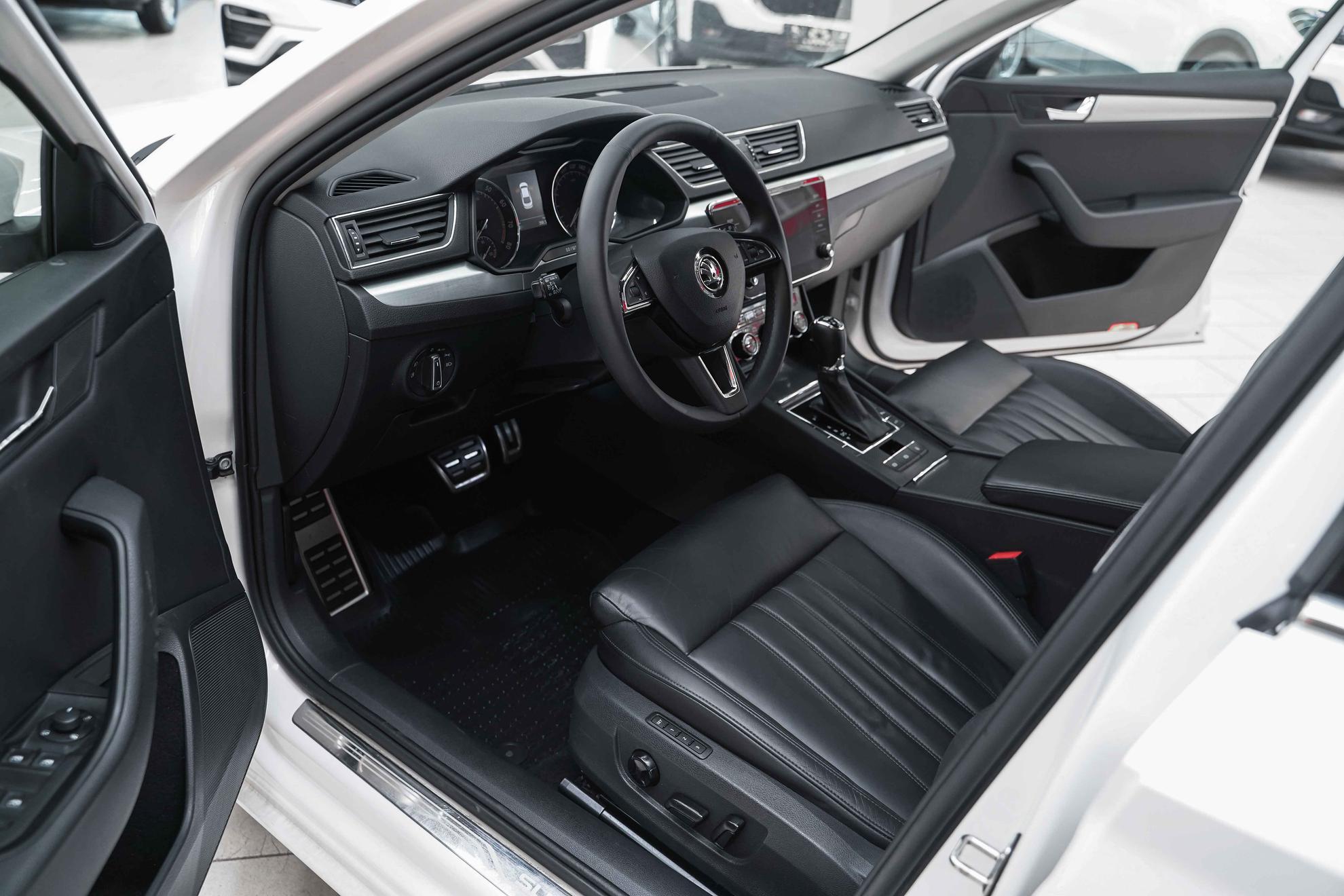 Skoda Superb 2018, белый, ДЦ Орехово