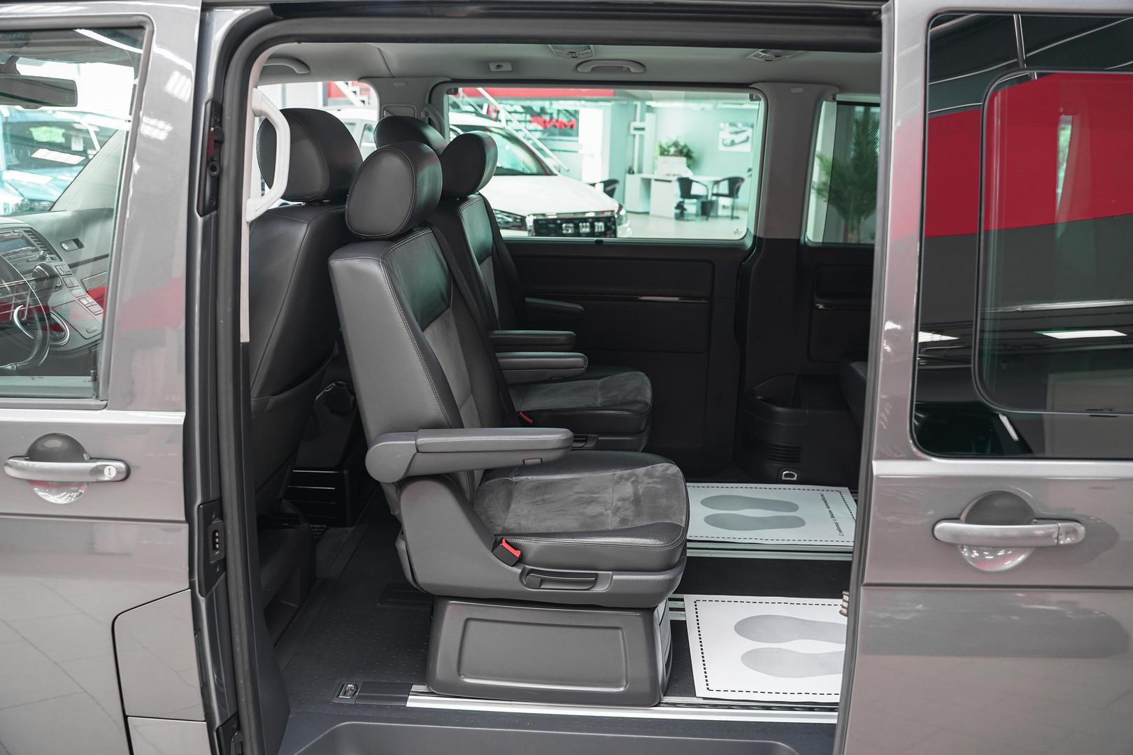 Volkswagen Multivan 2011, серый, ДЦ Орехово