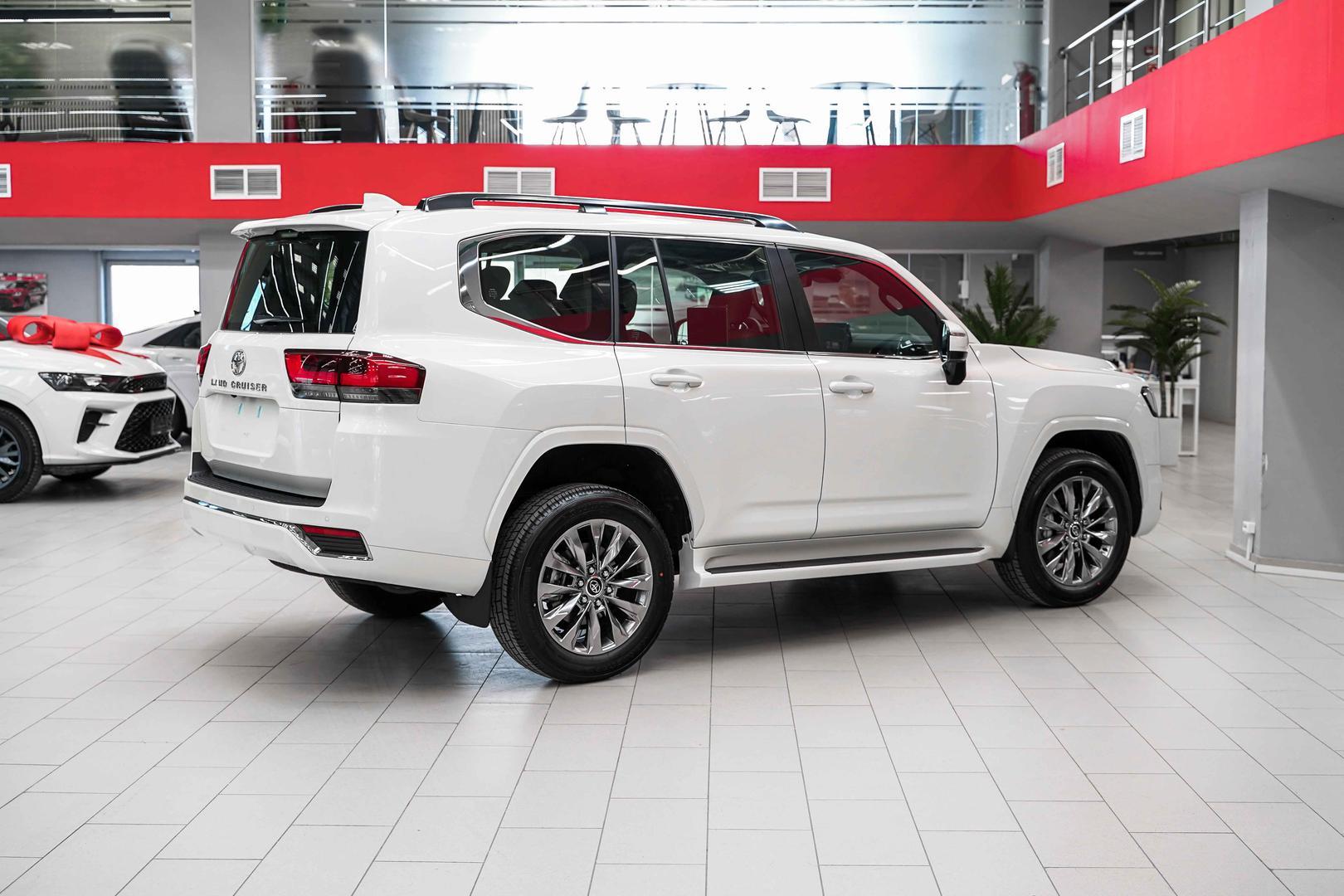Toyota Land Cruiser 2026, белый, ДЦ Орехово