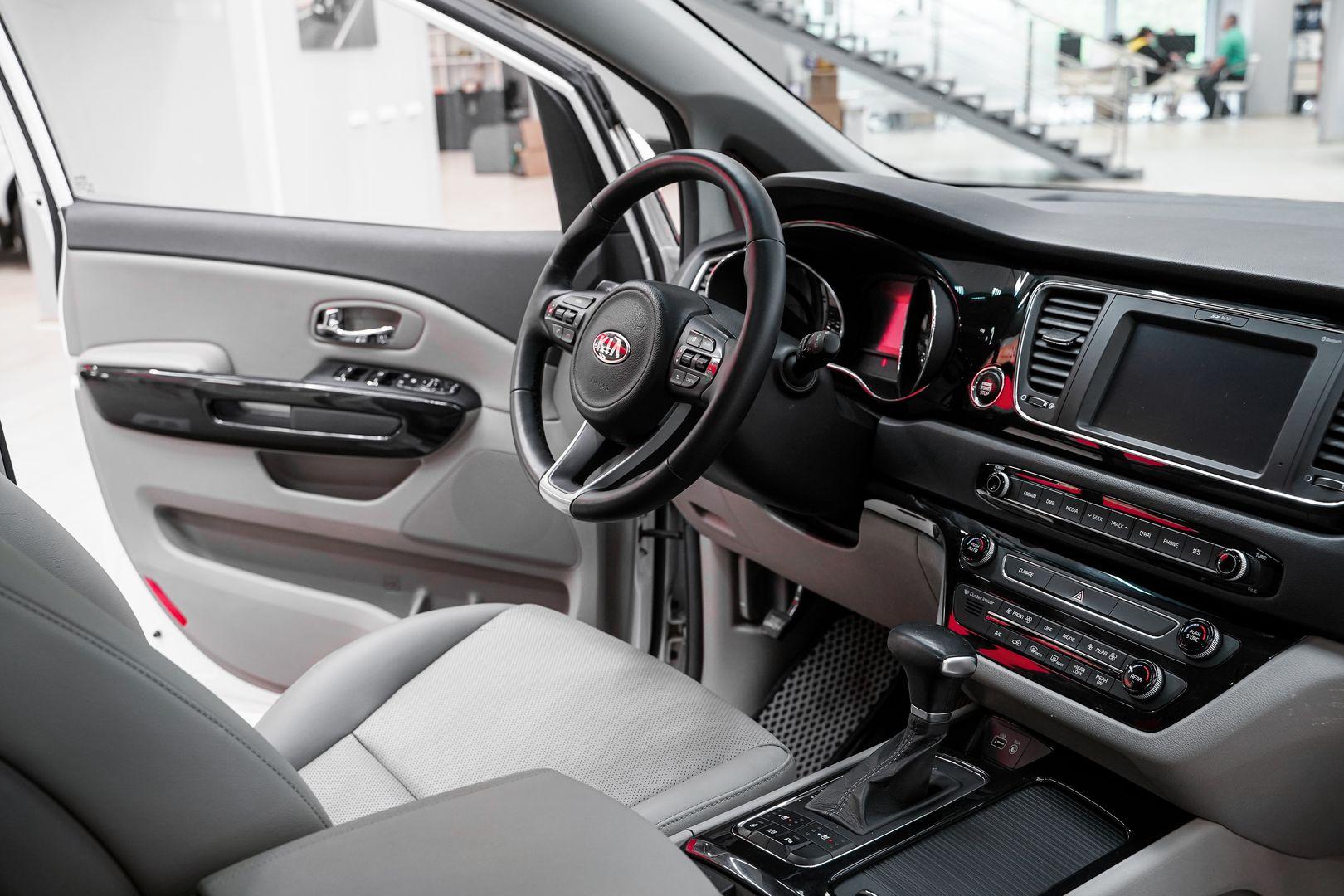 Kia Carnival 2017, белый, ДЦ Орехово