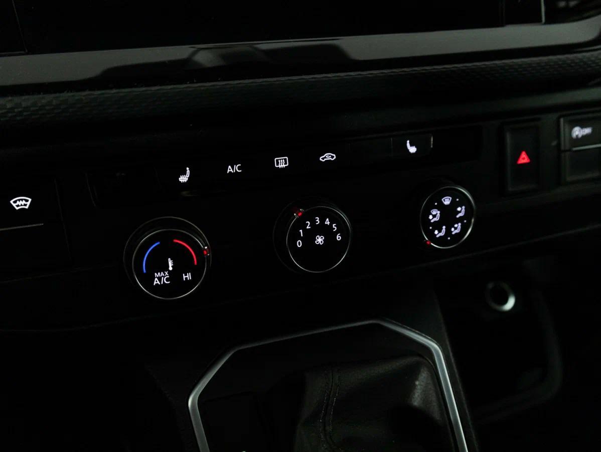 Volkswagen Multivan 2021, черный, ДЦ Орехово
