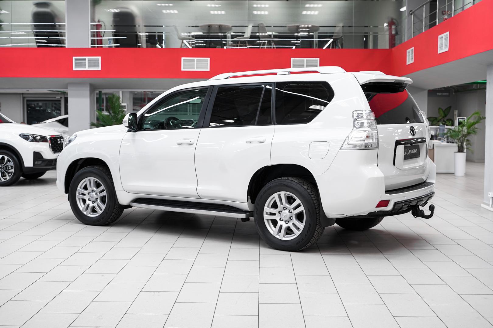 Toyota Land Cruiser Prado 2011, белый, ДЦ Орехово