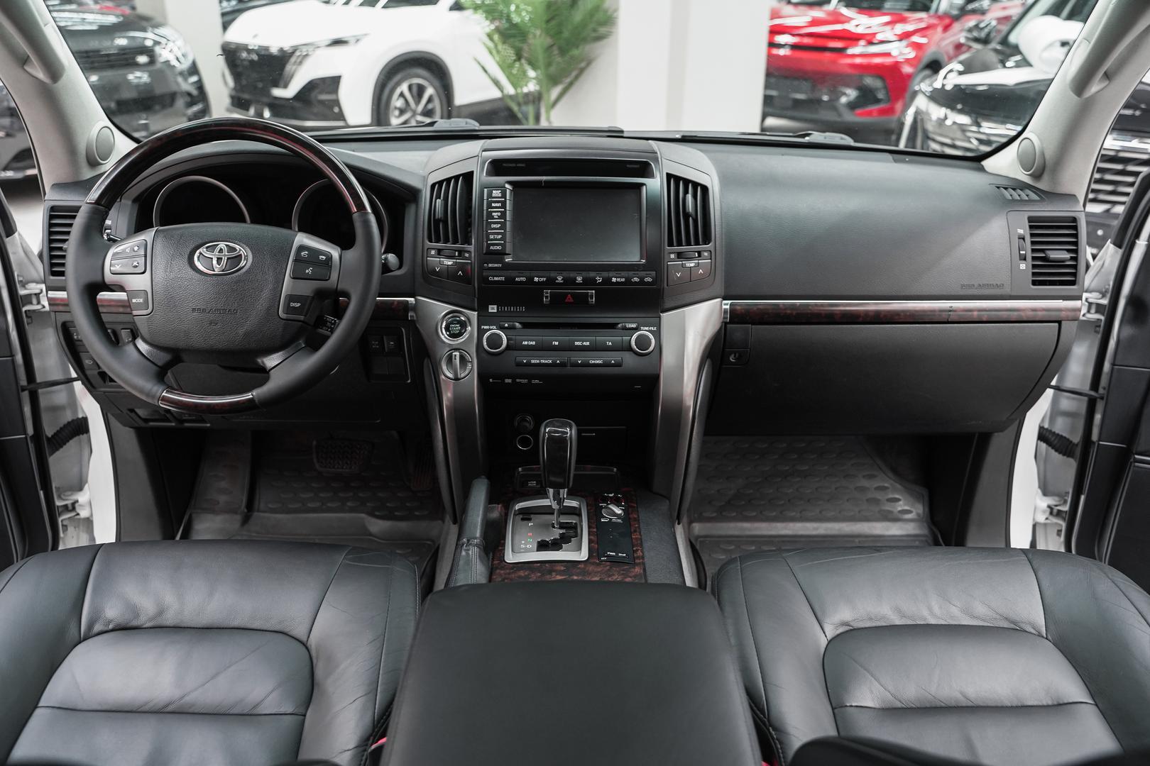 Toyota Land Cruiser 2011, белый, ДЦ Орехово