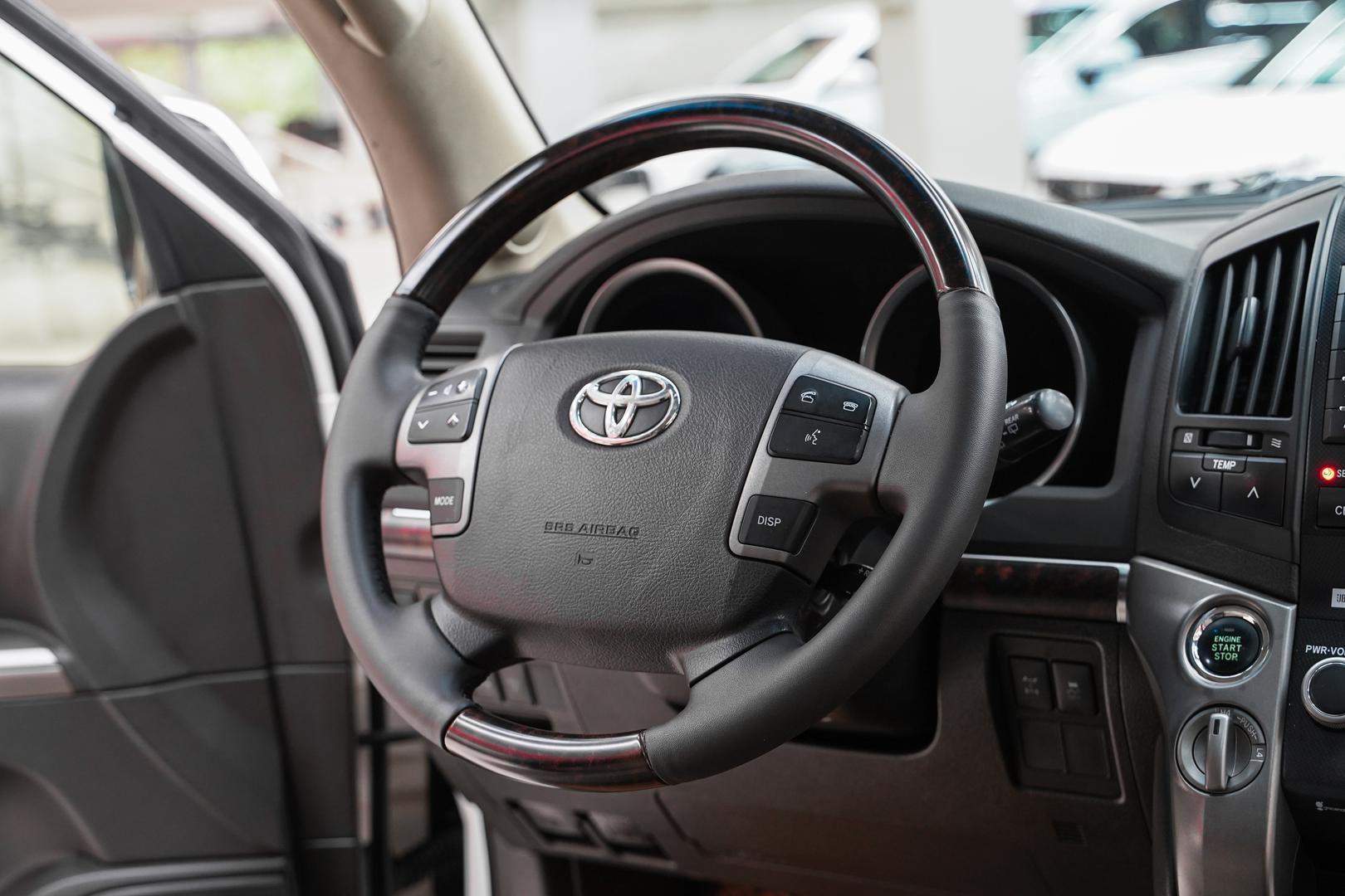 Toyota Land Cruiser 2011, белый, ДЦ Орехово