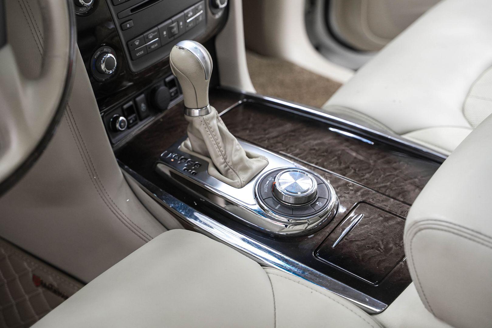 Infiniti QX56 2010, белый, ДЦ Орехово