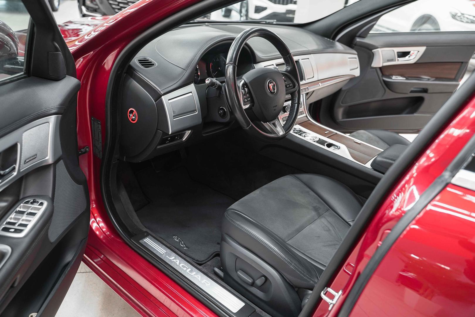 Jaguar XF 2014, красный, ДЦ Орехово