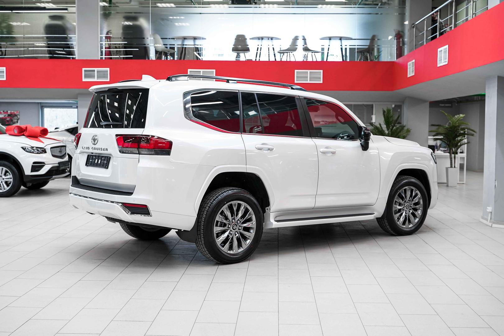 Toyota Land Cruiser 2026, белый, ДЦ Орехово
