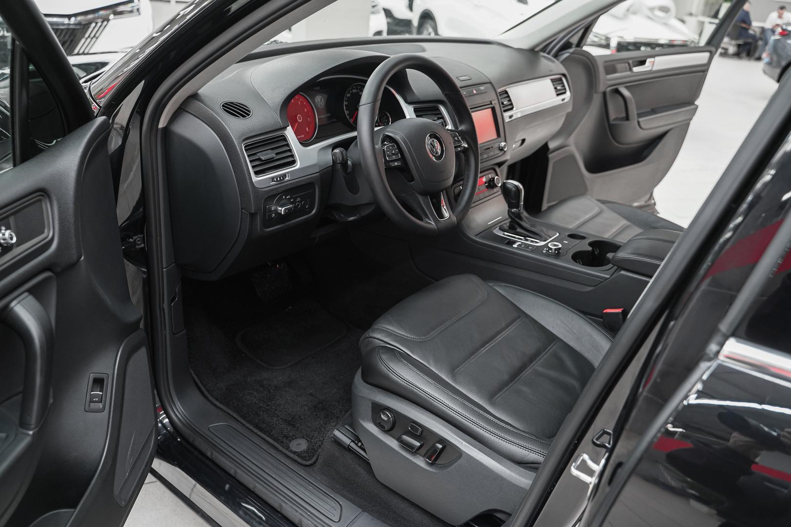 Volkswagen Touareg 2012, черный, ДЦ Орехово