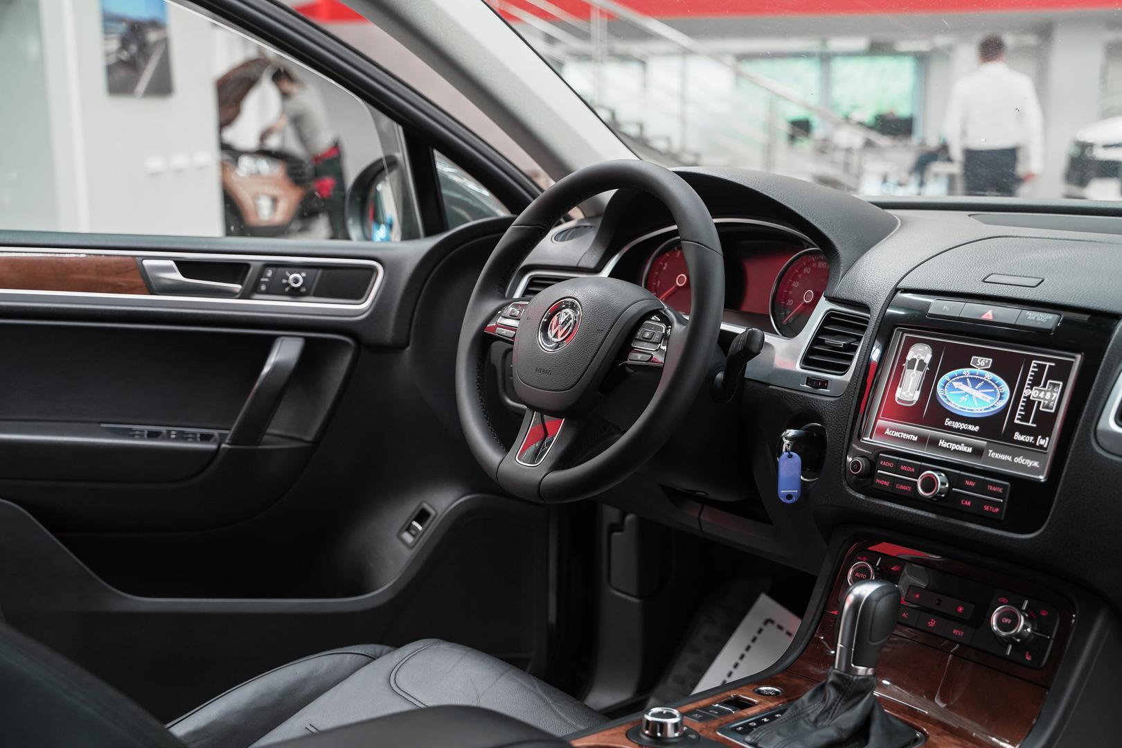 Volkswagen Touareg 2010, черный, ДЦ Орехово