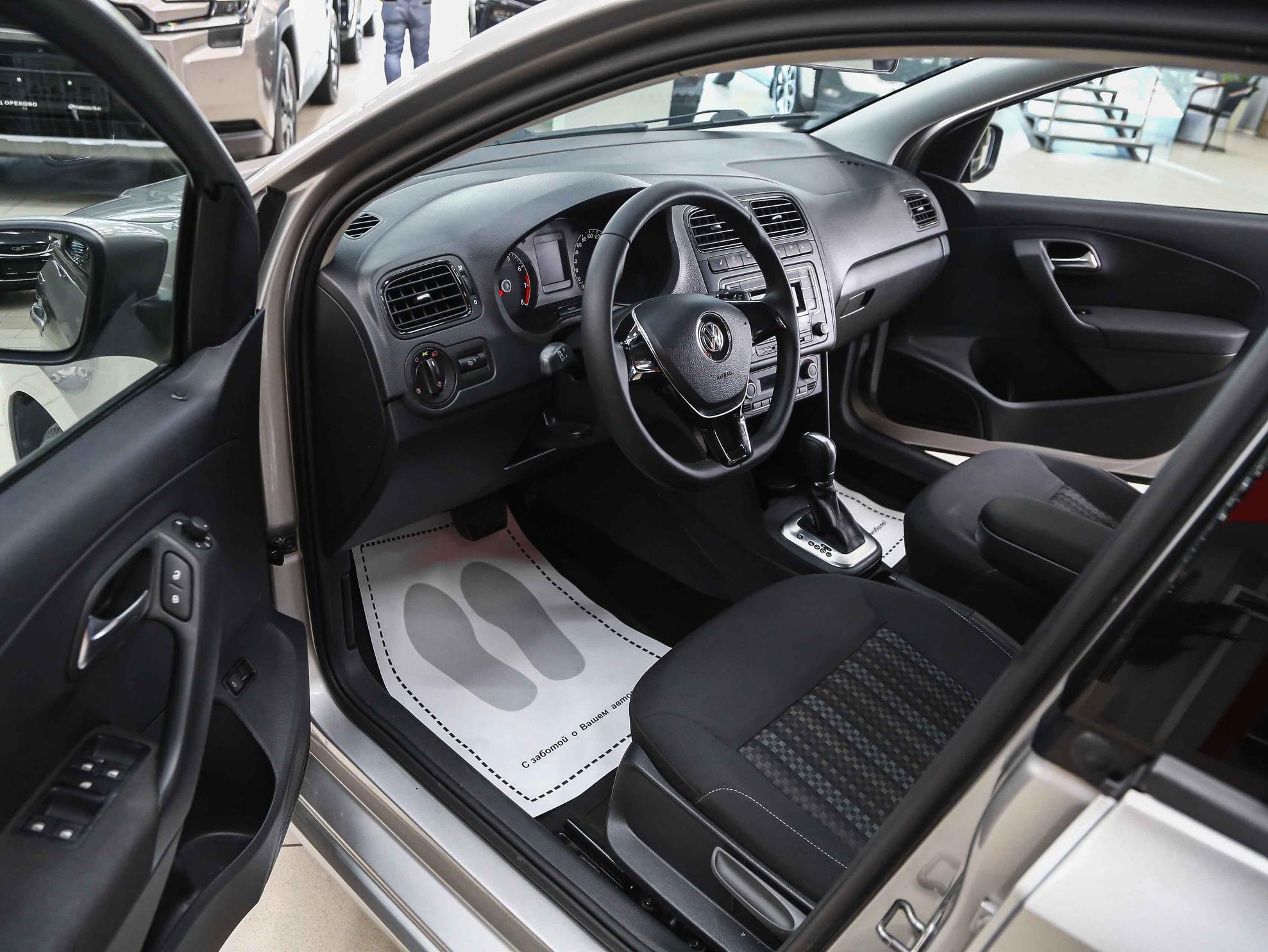 Volkswagen Polo 2017, серебряный, ДЦ Орехово