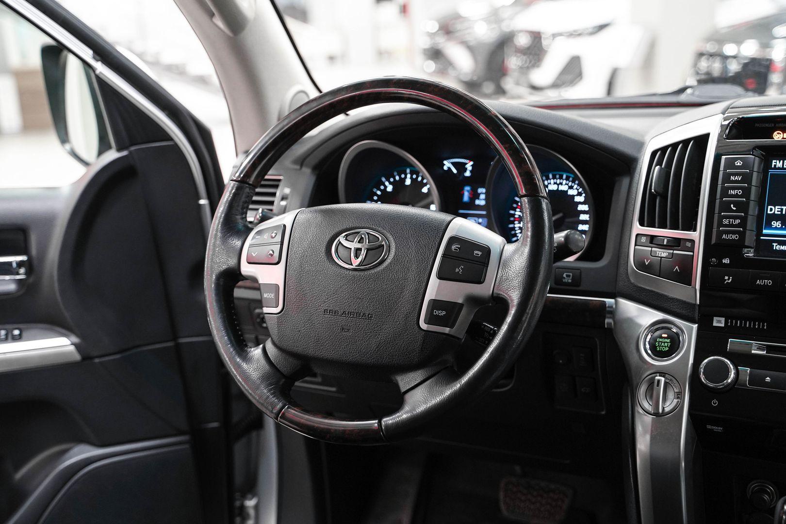 Toyota Land Cruiser 2013, серебряный, ДЦ Орехово