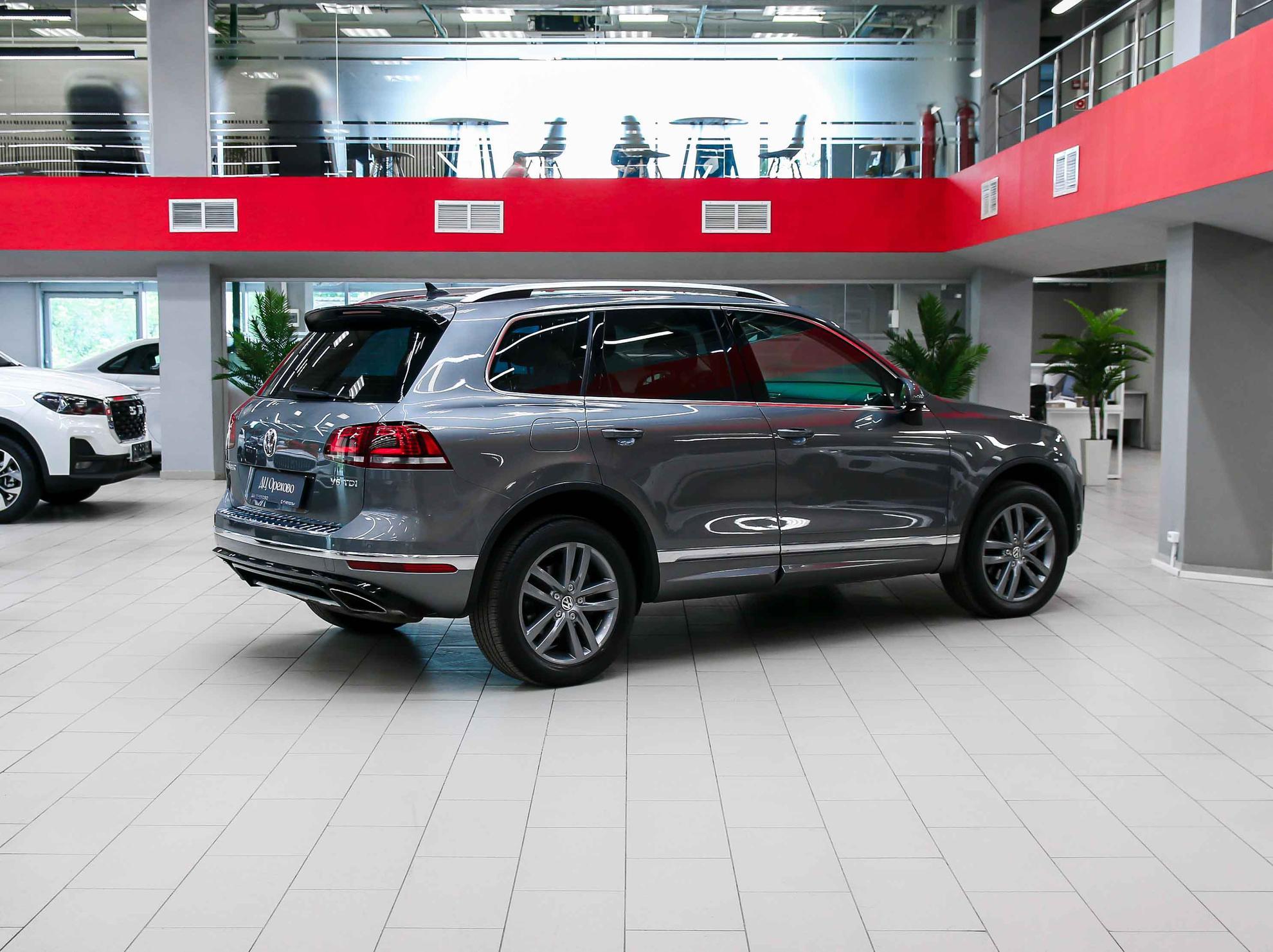 Volkswagen Touareg 2017, серый, ДЦ Орехово