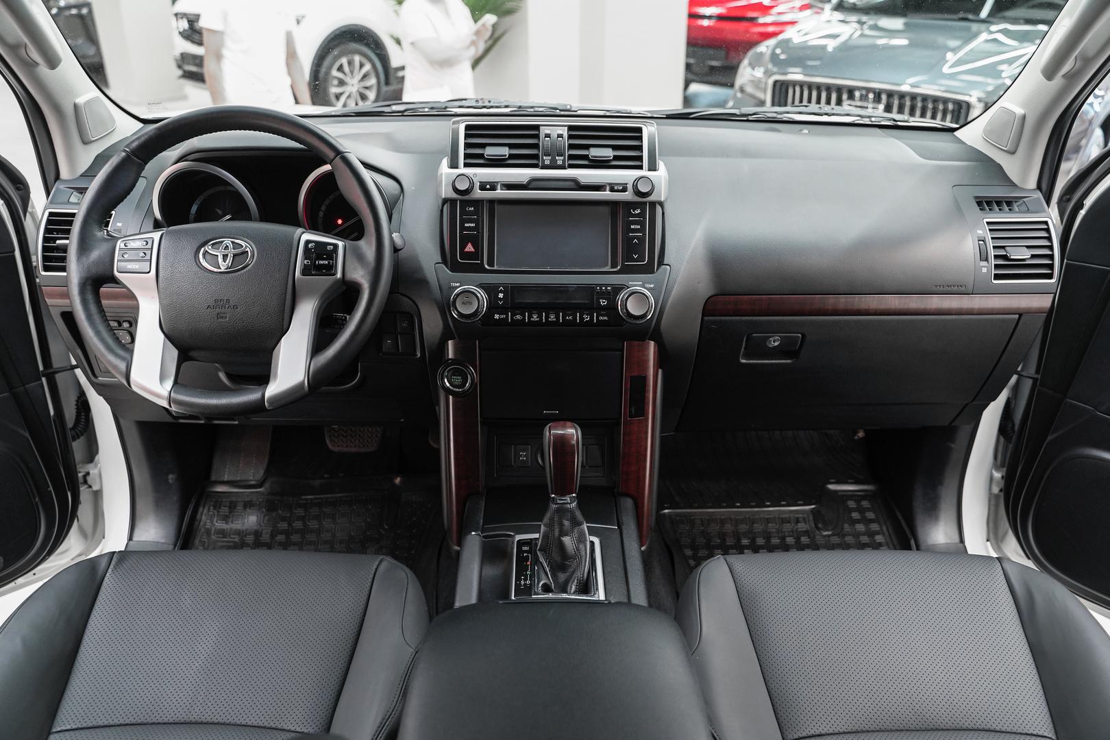 Toyota Land Cruiser Prado 2015, белый, ДЦ Орехово