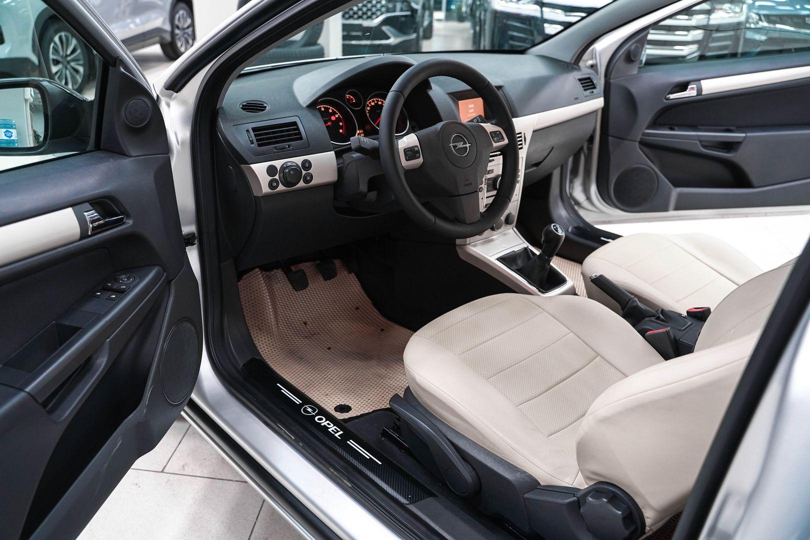 Opel Astra 2008, серебряный, ДЦ Орехово
