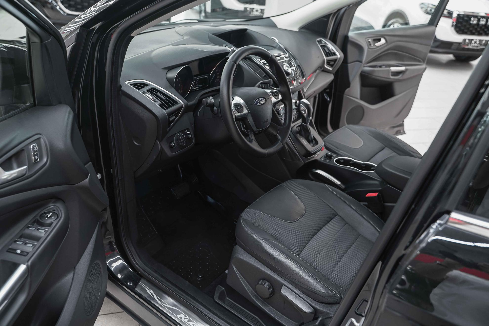 Ford Kuga 2013, черный, ДЦ Орехово