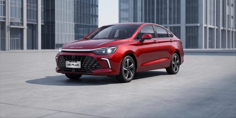 BAIC U5 Plus, красный цвет кузова, вид спереди сбоку
