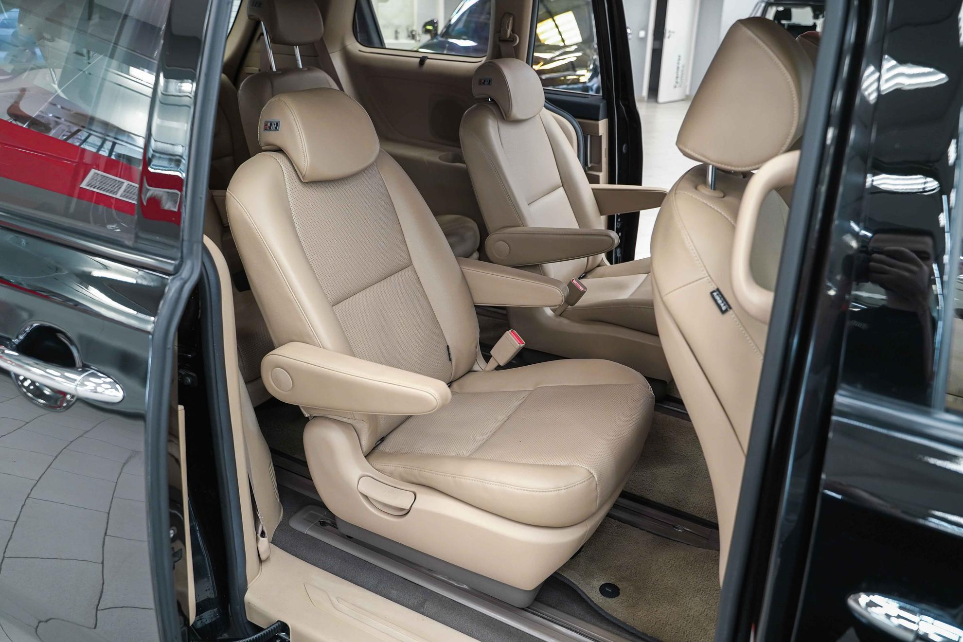 Kia Carnival 2016, черный, ДЦ Орехово