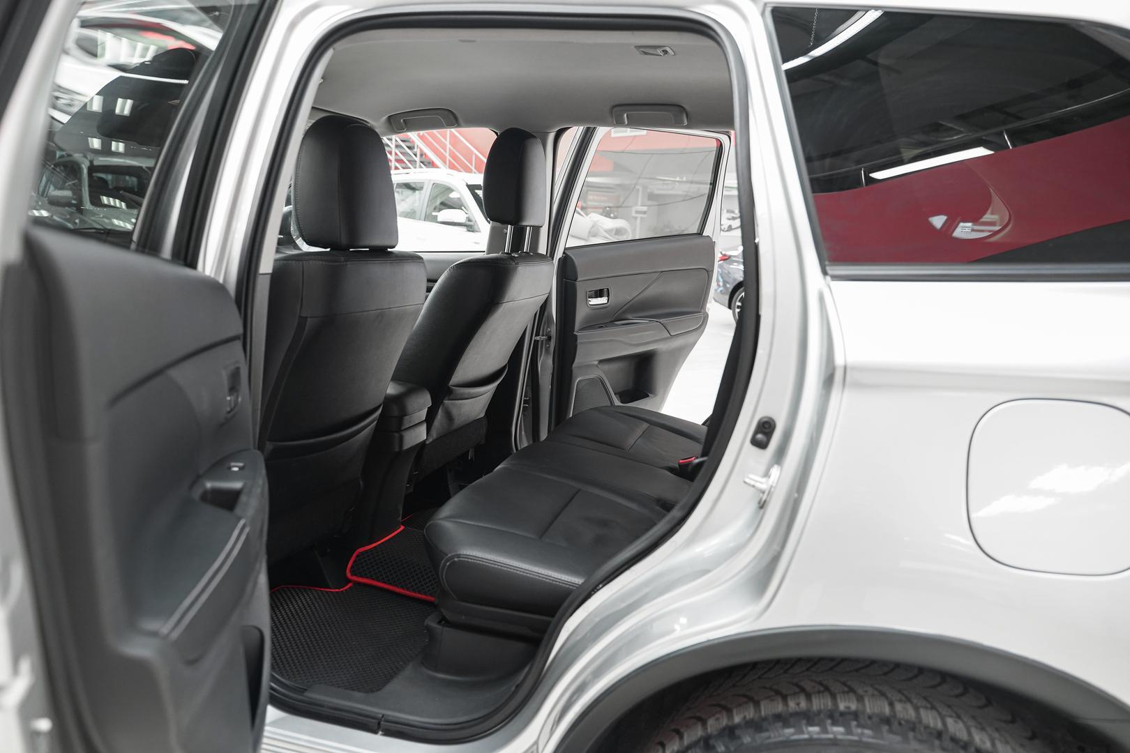 Mitsubishi Outlander 2015, серебряный, ДЦ Орехово