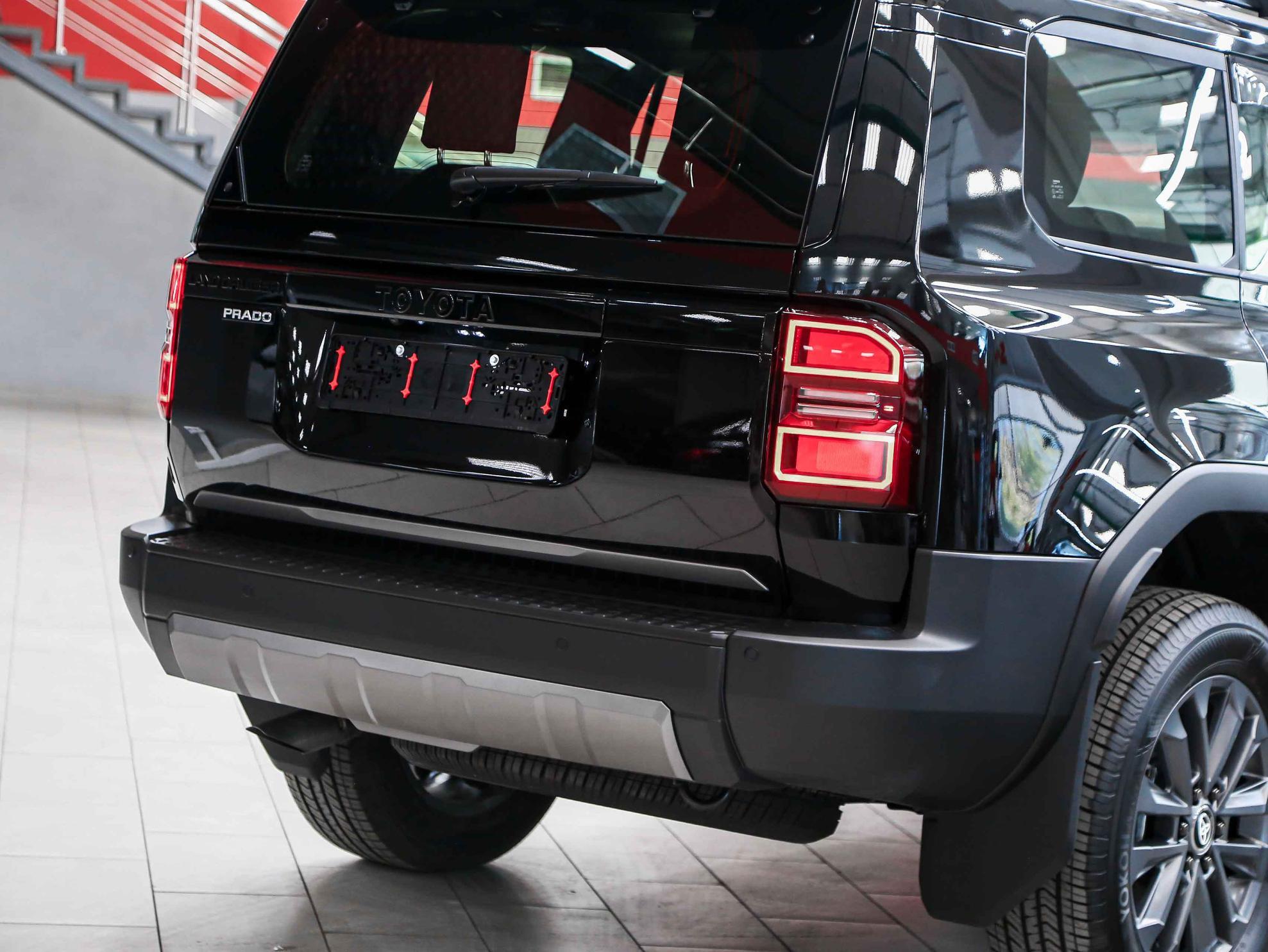 Toyota Land Cruiser Prado 2026, черный, ДЦ Орехово