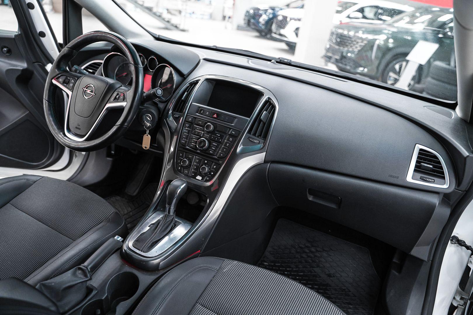 Opel Astra 2013, белый, ДЦ Орехово