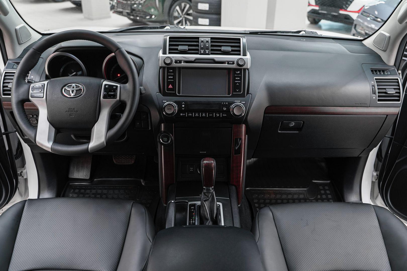 Toyota Land Cruiser Prado 2014, белый, ДЦ Орехово