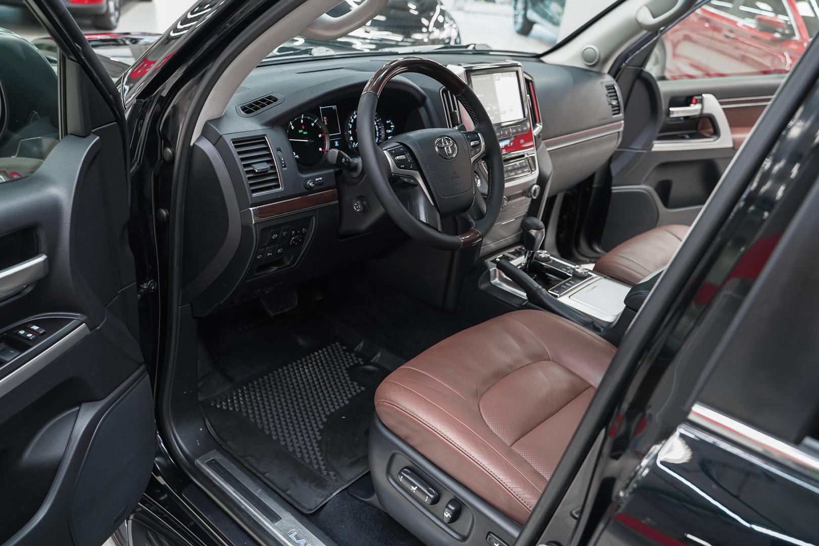 Toyota Land Cruiser 2017, черный, ДЦ Орехово