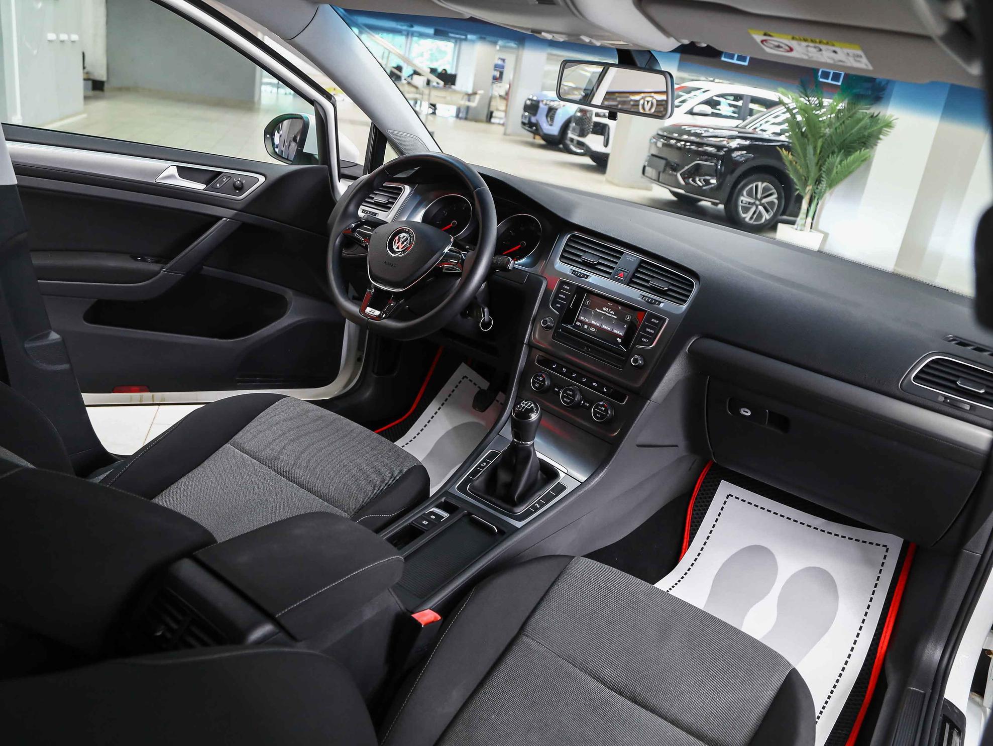 Volkswagen Golf 2014, белый, ДЦ Орехово