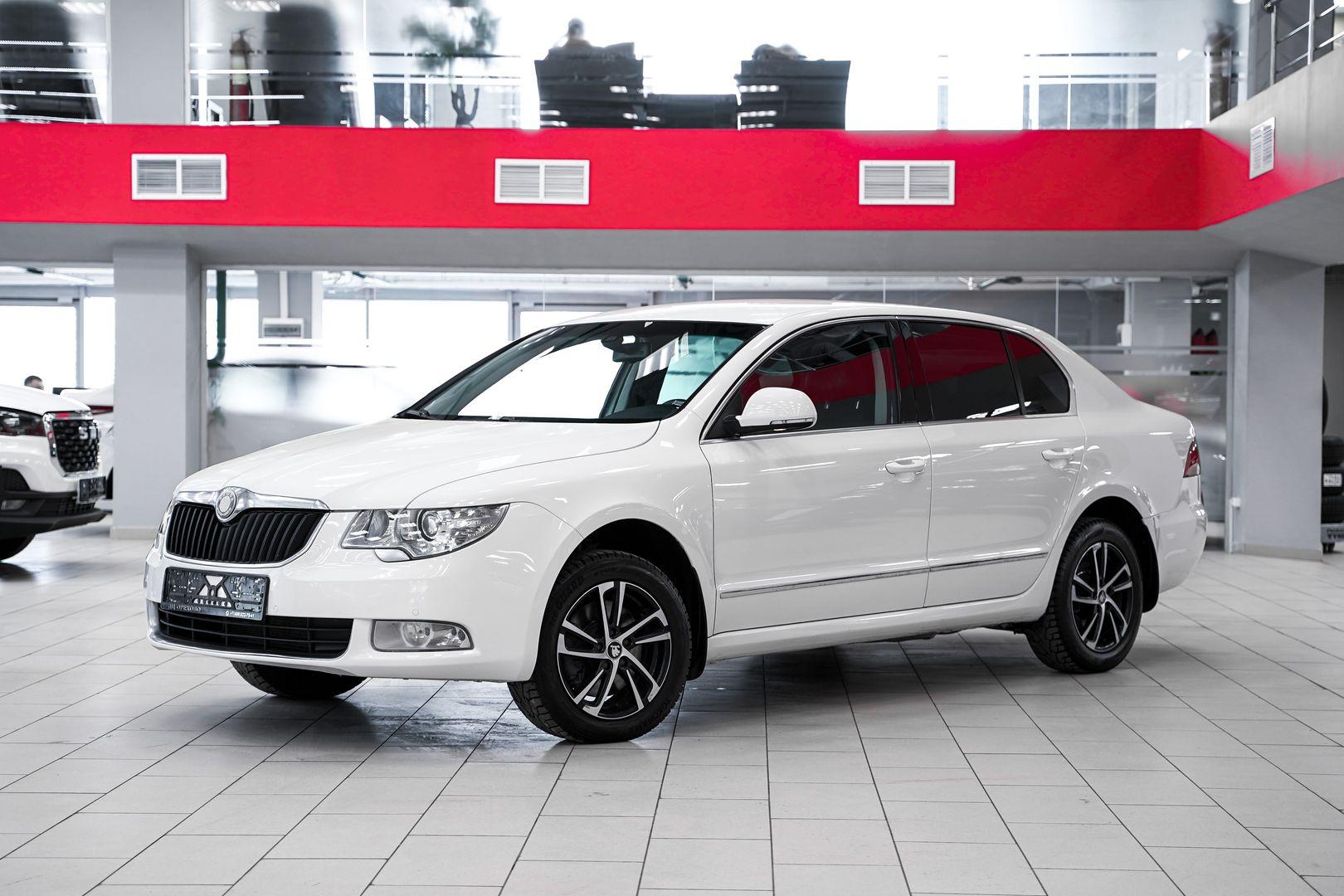 Skoda Superb 2011, белый, ДЦ Орехово