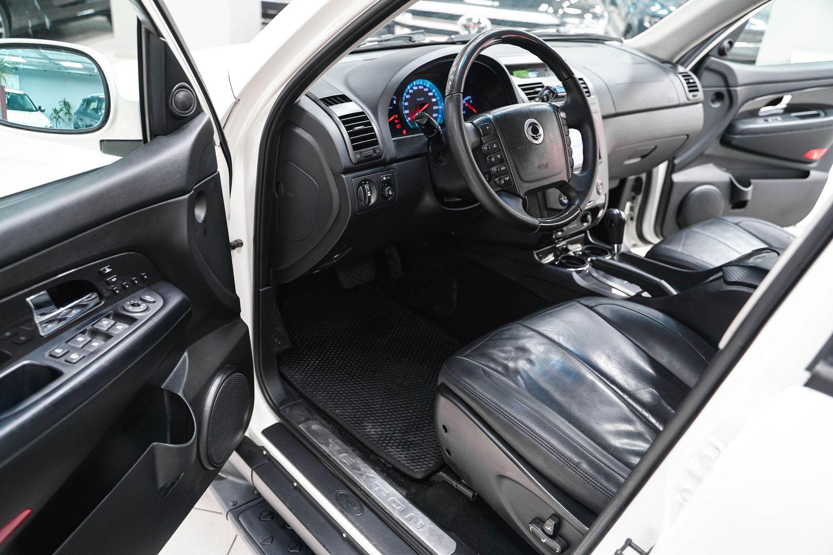 SsangYong Rexton 2012, белый, ДЦ Орехово