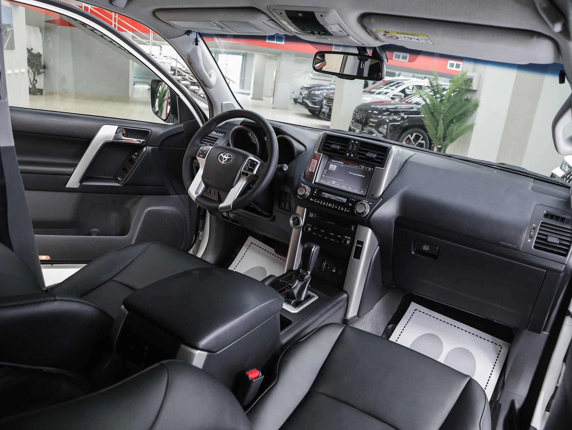 Toyota Land Cruiser Prado 2013, белый, ДЦ Орехово
