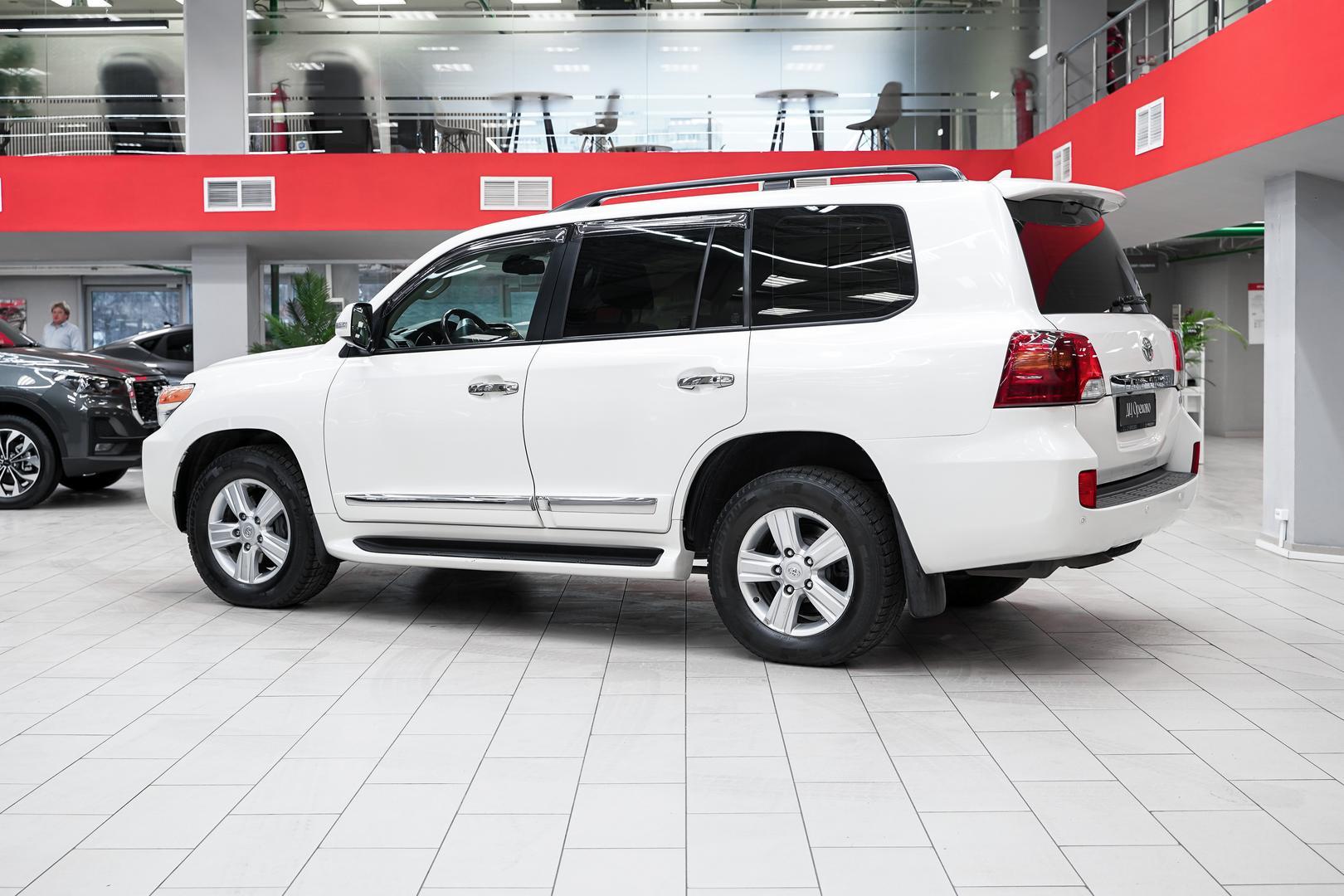 Toyota Land Cruiser 2014, белый, ДЦ Орехово