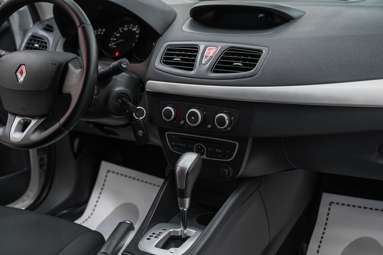 Renault Fluence 2011, белый, ДЦ Орехово