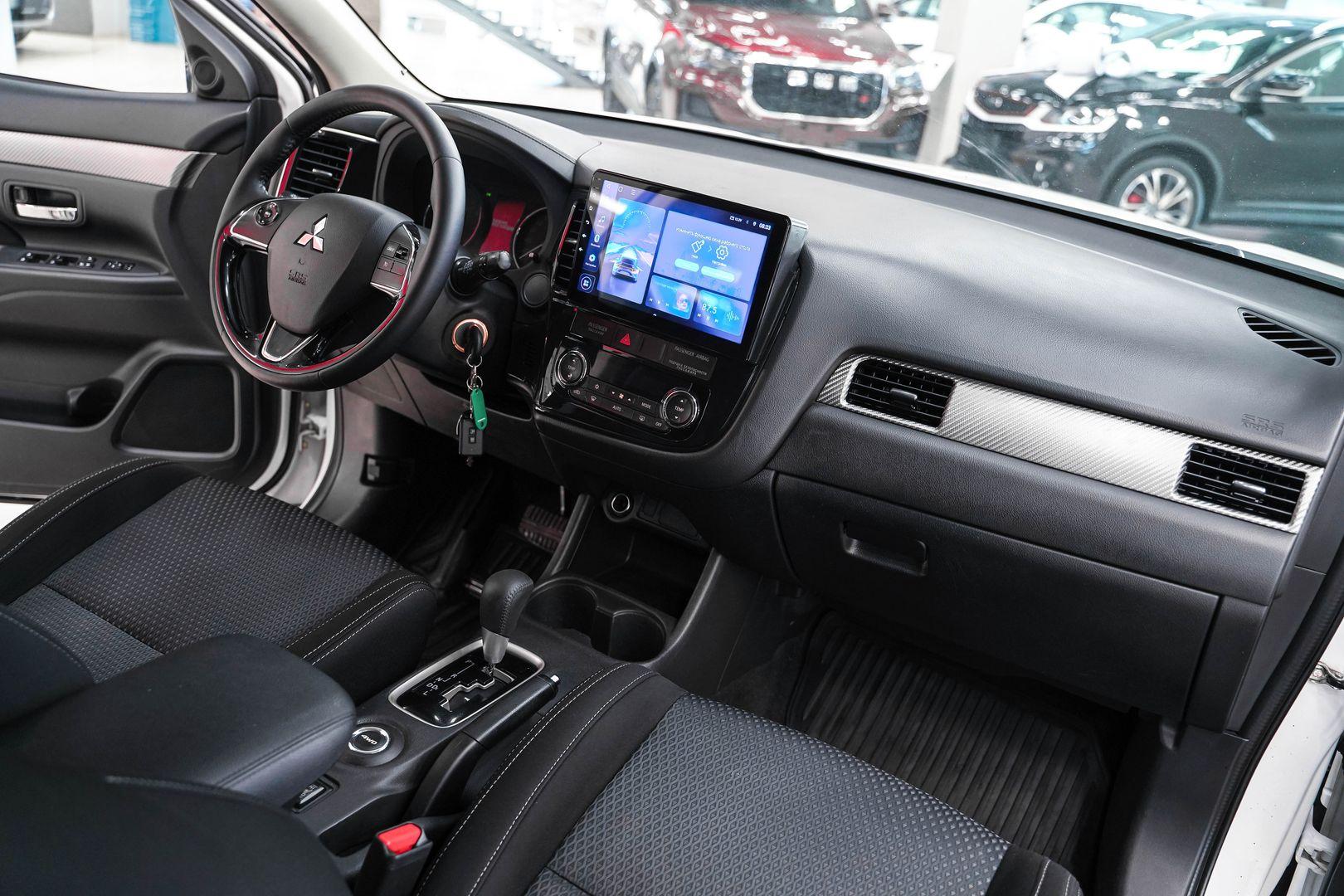 Mitsubishi Outlander 2016, белый, ДЦ Орехово